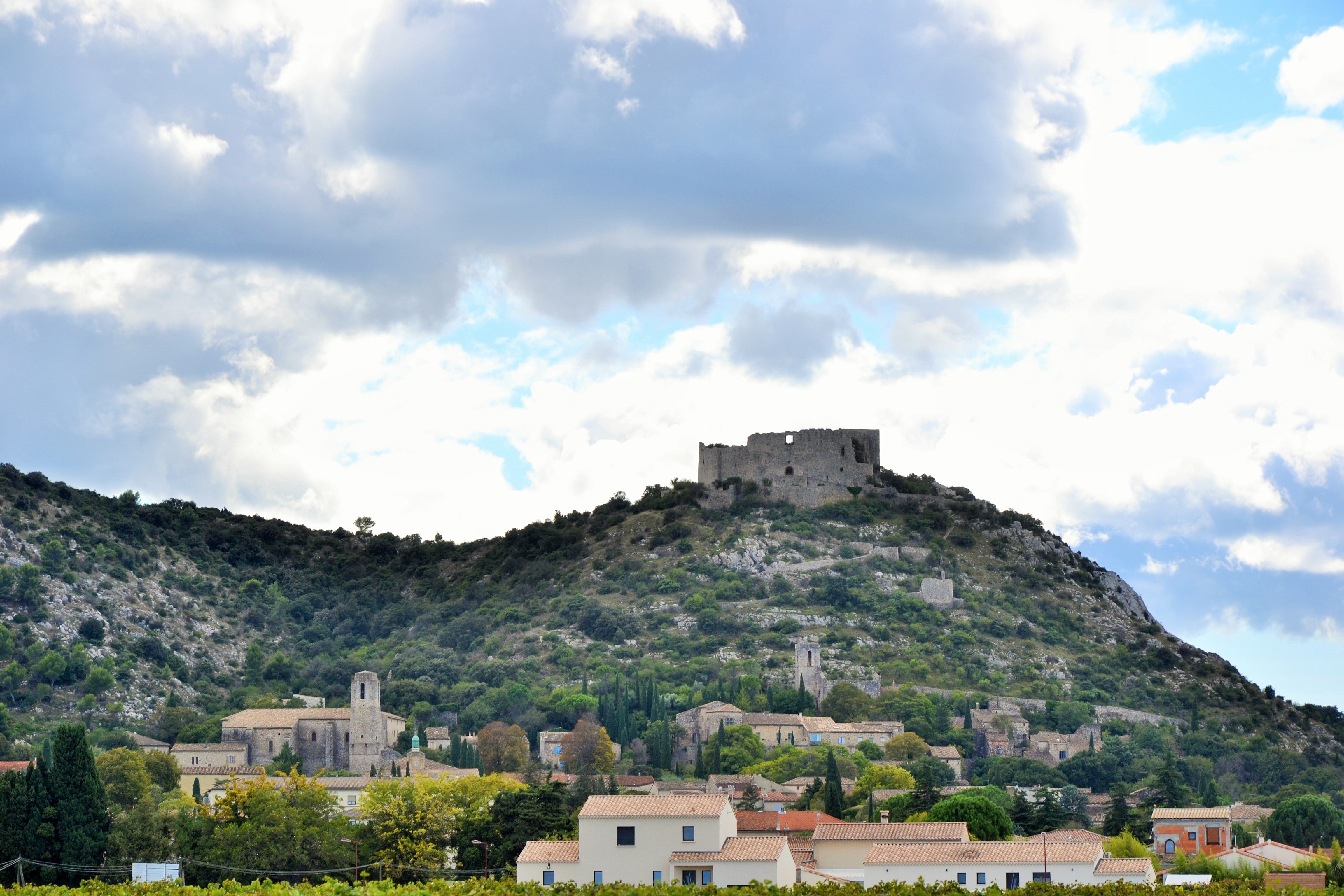 File Castelas de Saint Victor la Coste 2.jpg Wikimedia Commons