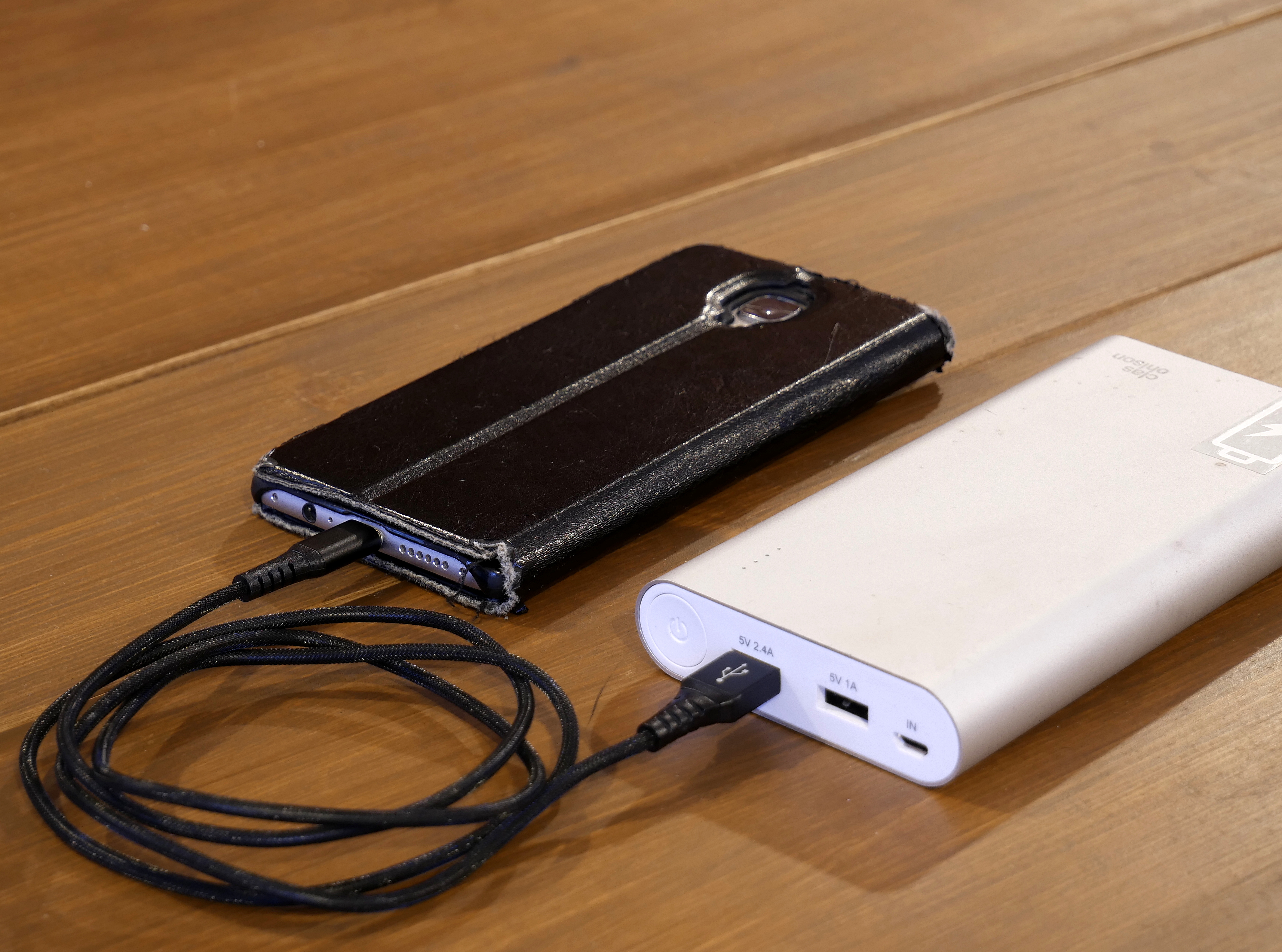 File:Charging smartphone with powerbank 20180312.jpg - Wikimedia