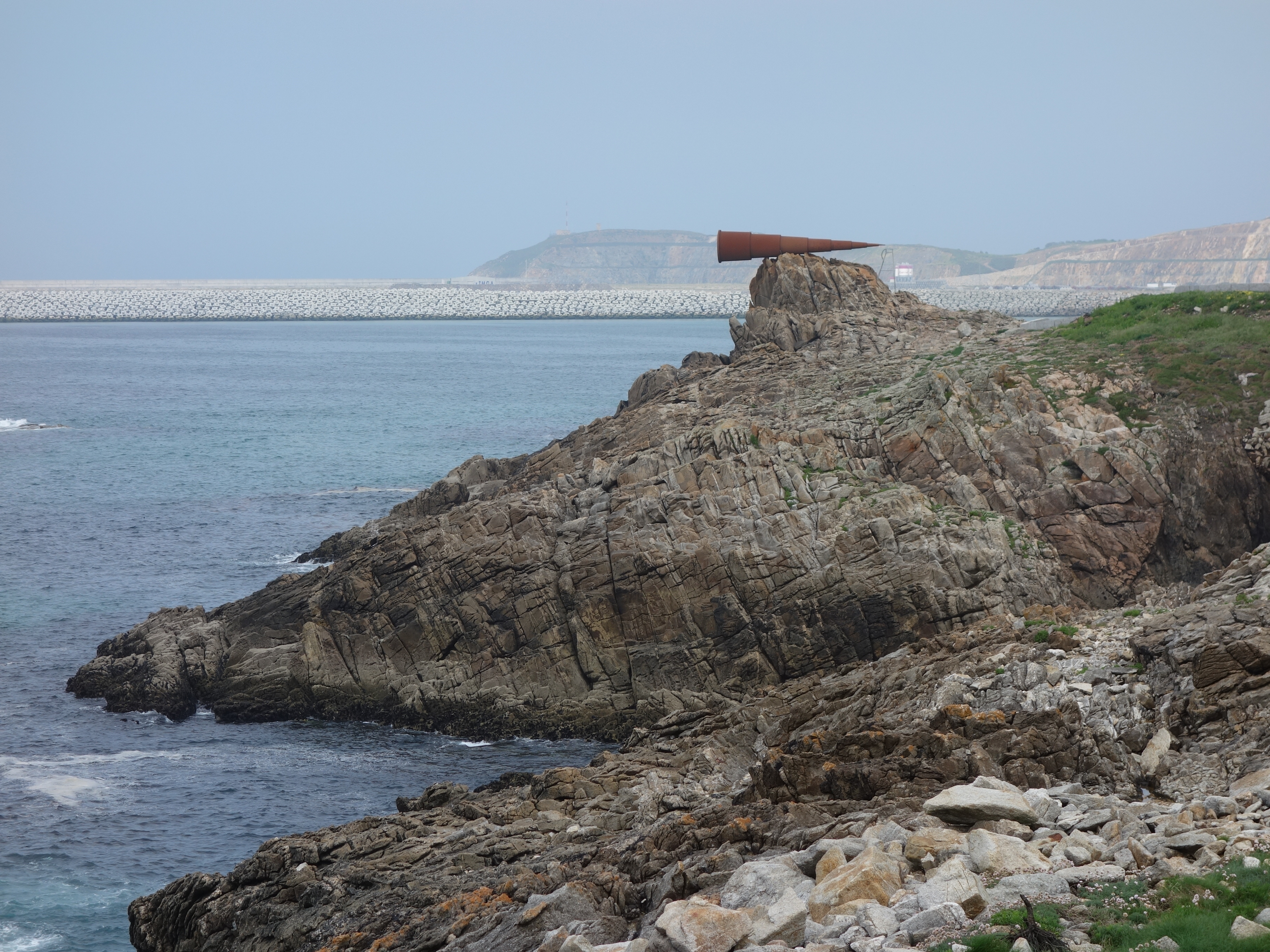 File:DSC06734 Arteixo Senda Litoral - Monumento ao Voyeur entre las playas  de Sabón y Repibelo.jpg - Wikimedia Commons