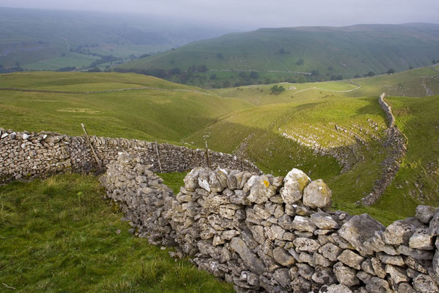 File:Dry stone walls - geograph.org.uk - 576215.jpg