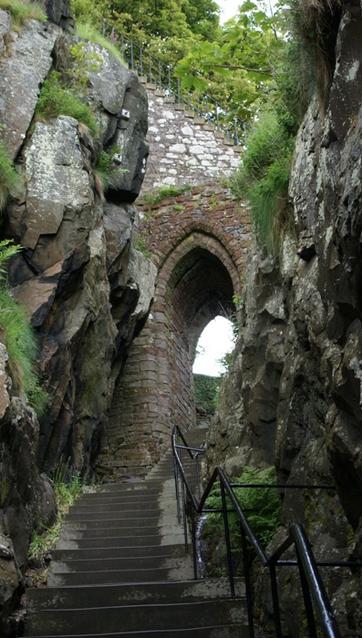 De veertiende-eeuwse Portcullis Arch, gezien vanuit het zuiden.