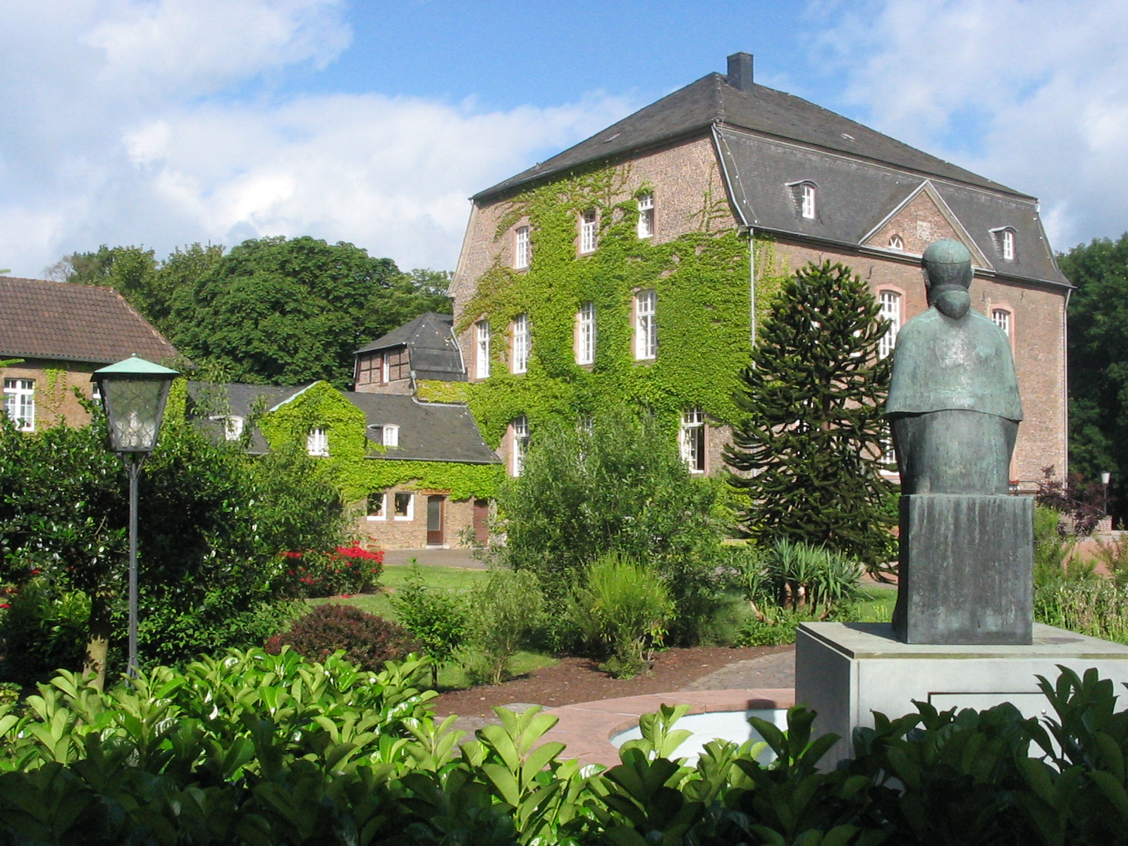 Die Bibliothek des Gymnasiums Haus Overbach im alten Herrenhaus