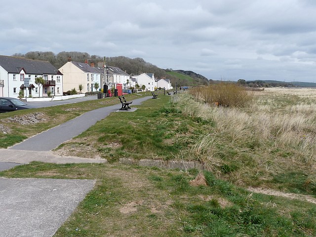 Houses facing the river, Llansteffan - geograph.org.uk - 1242539