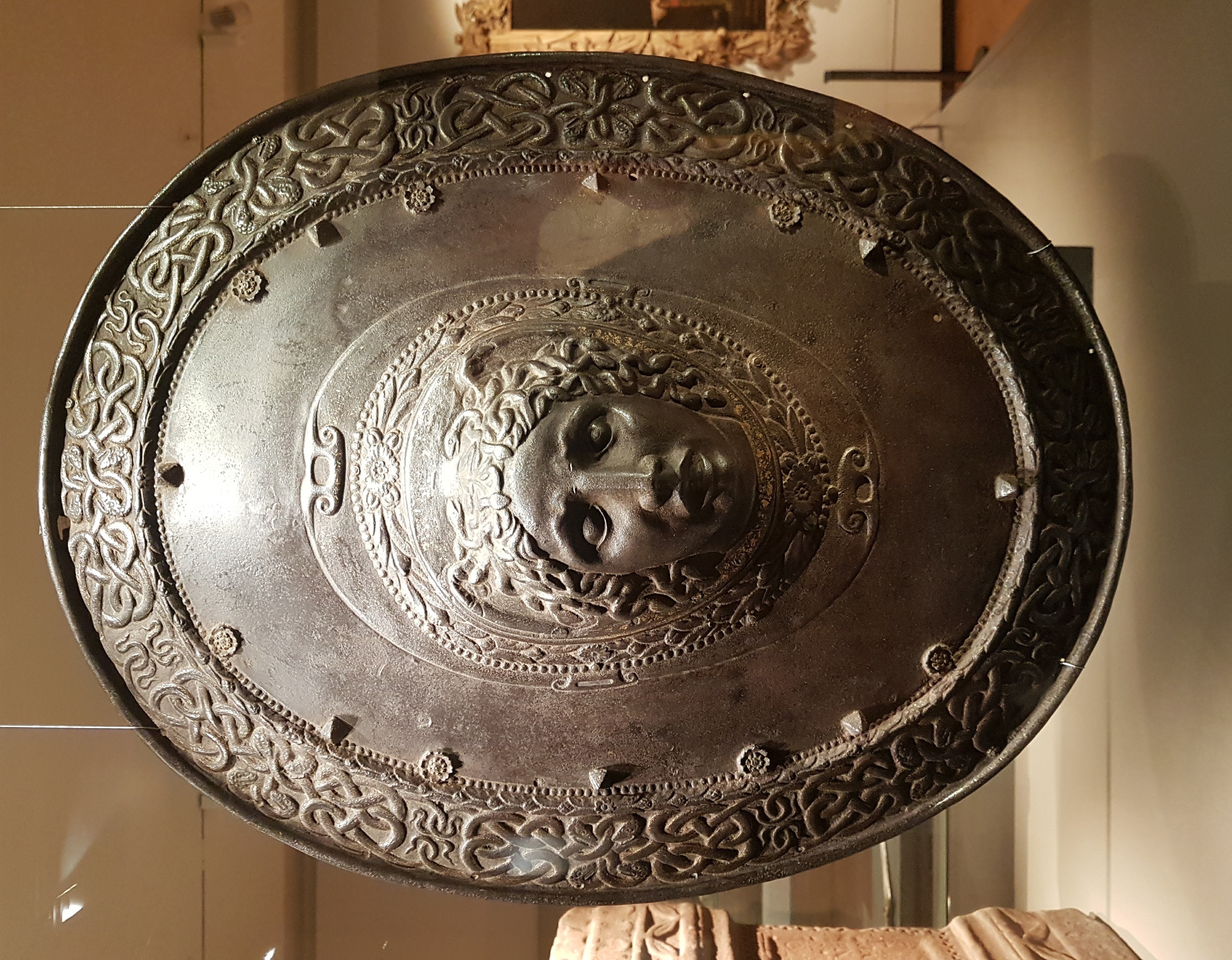 https://upload.wikimedia.org/wikipedia/commons/3/36/Medussa_shield%2C_18th-19th_century%2C_Ashmolean_Museum%2C_Oxford.jpg