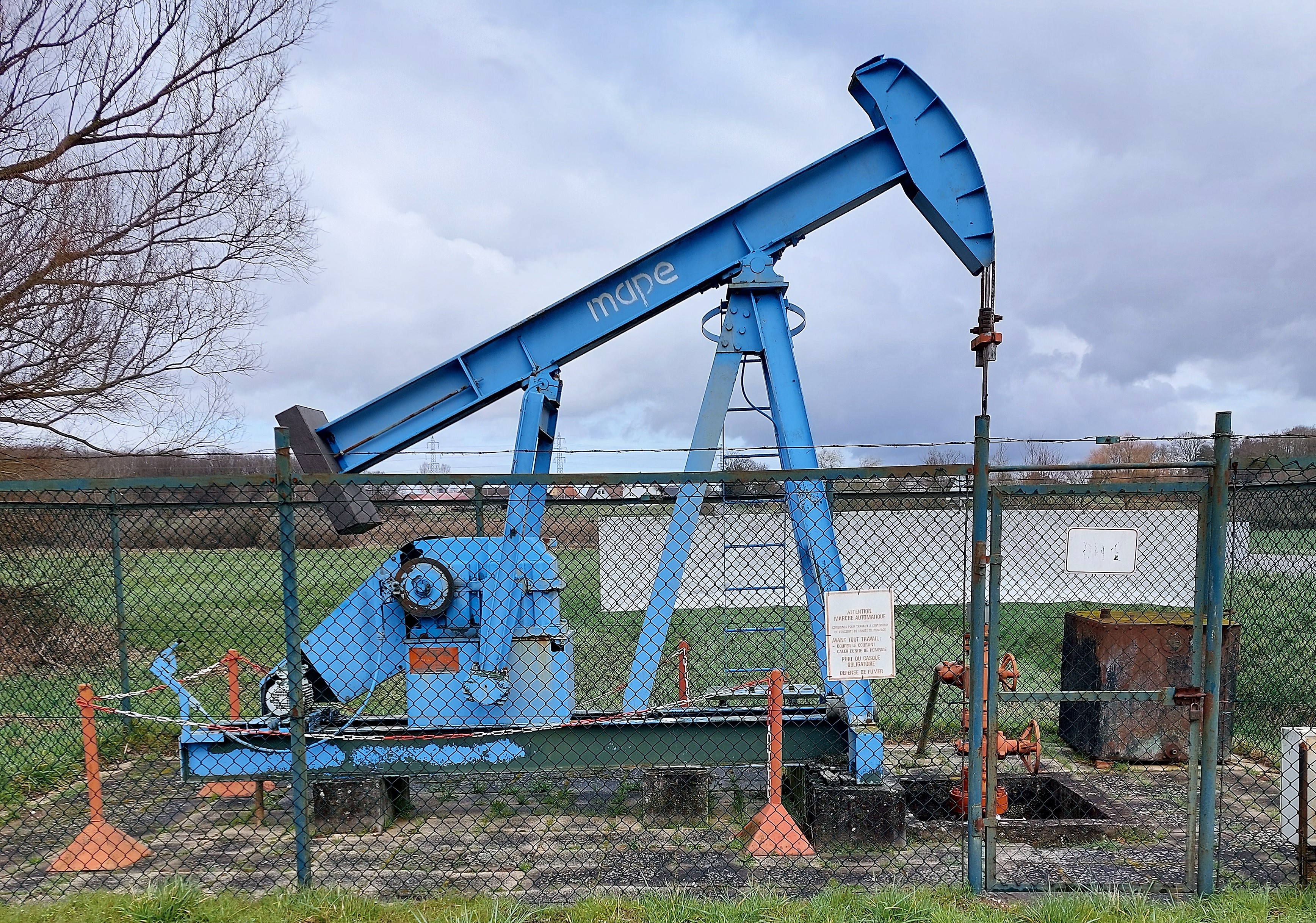 File:Puits de pétrole.jpg - Wikimedia Commons