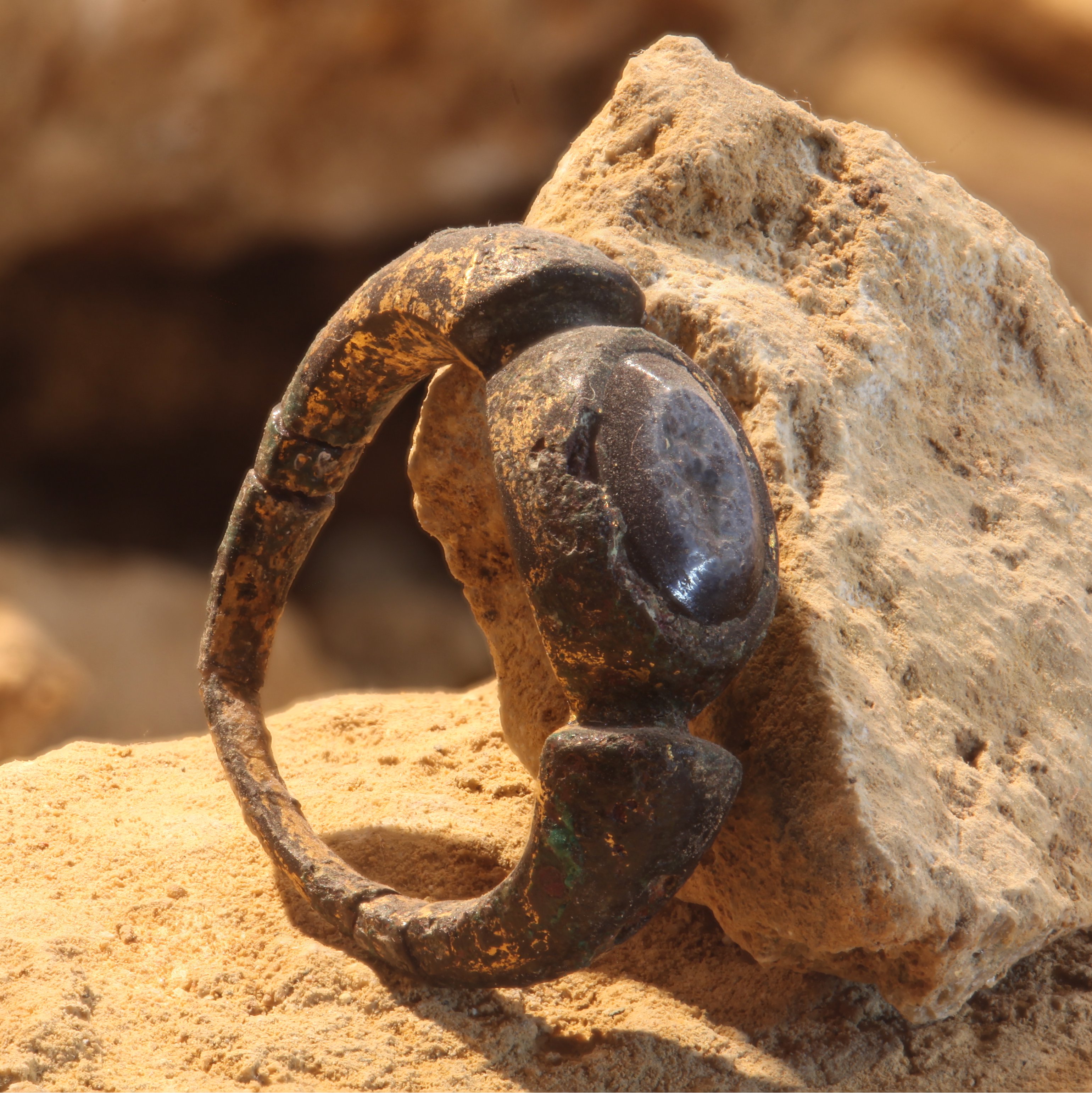 ROMAN RING In gold, the ring with cut sections and open… | Drouot.com