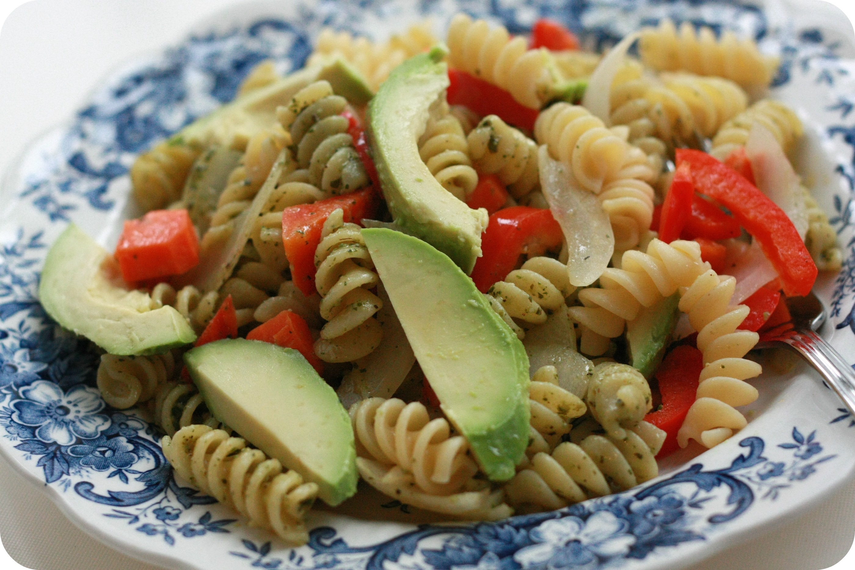 File:Rotini pasta with pesto sauce, tossed in red peppers, carrots and sweet onions - topped with slices of avocado (6489213475).jpg - Wikimedia Commons