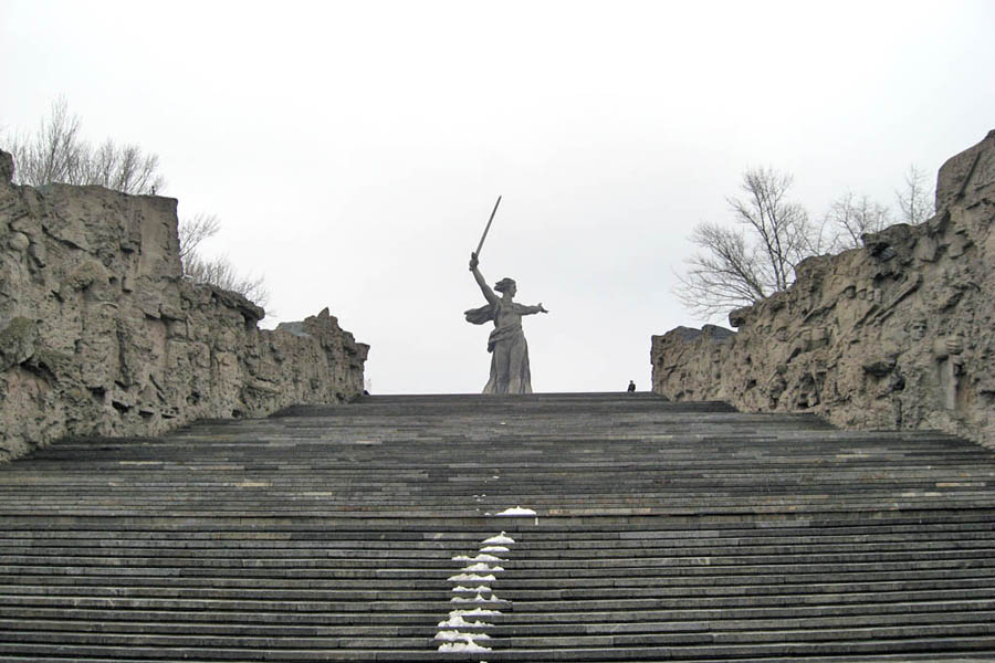 Мамаев курган волгоград ступени. Мамаев Курган ступени. Мамаев Курган 200 ступенек. Ступени Мамаева Кургана.