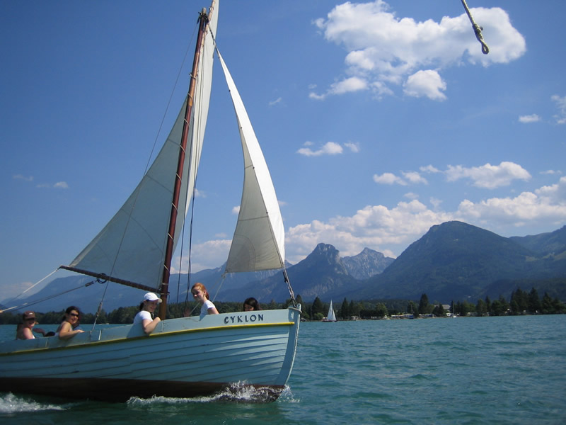 File:Segelausfahrt mit dem Boot Cyklon.jpg