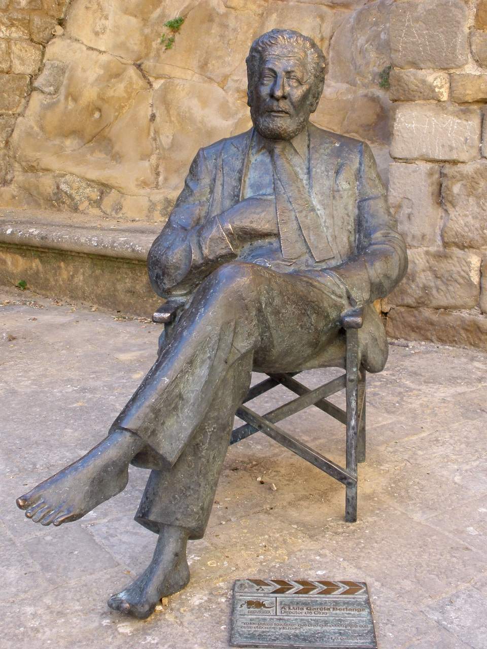 <div style="margin-top:3px;line-height:125%"> Statue of García Berlanga in [[Sos del Rey Católico]]</div>