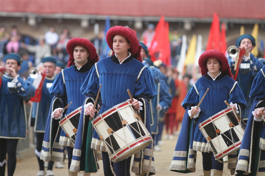 Tamburi lg palio provenzano 2007 (2).jpg