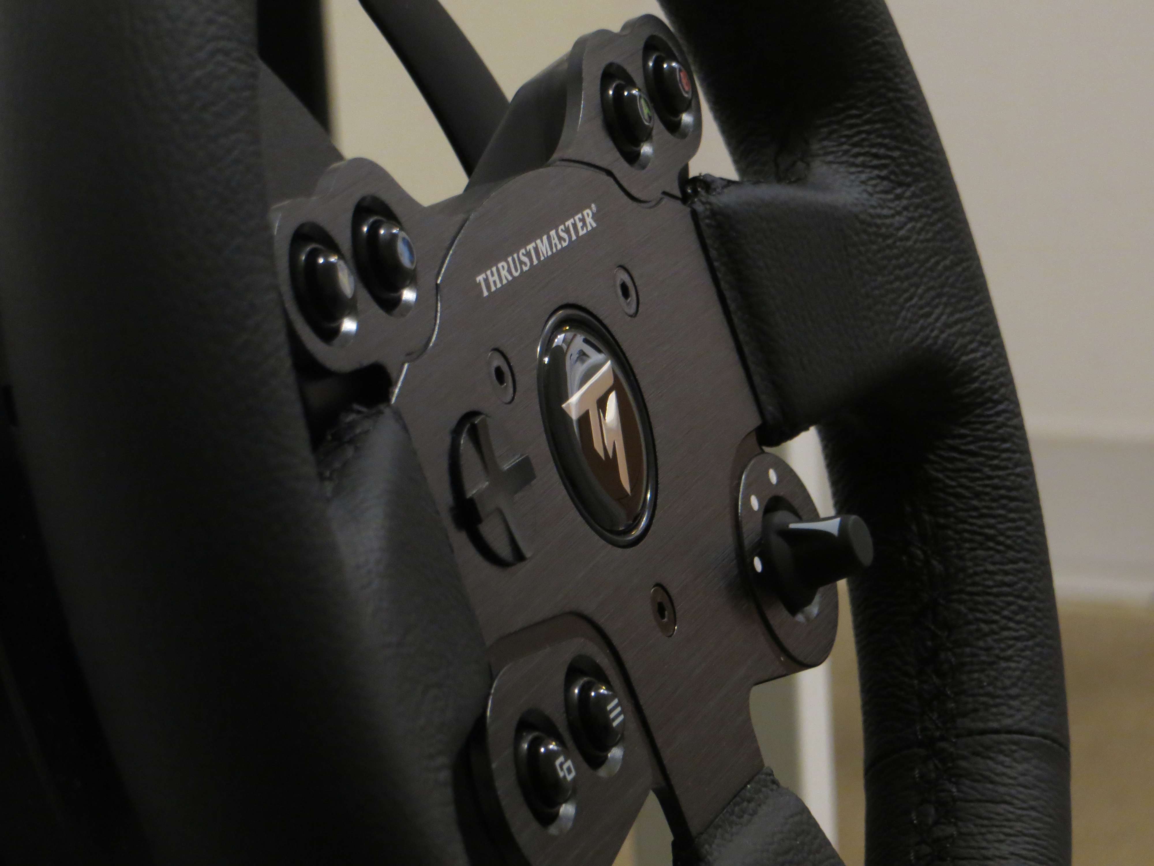 File:Thrustmaster TX Racing Wheel Leather edition - closeup2.jpg
