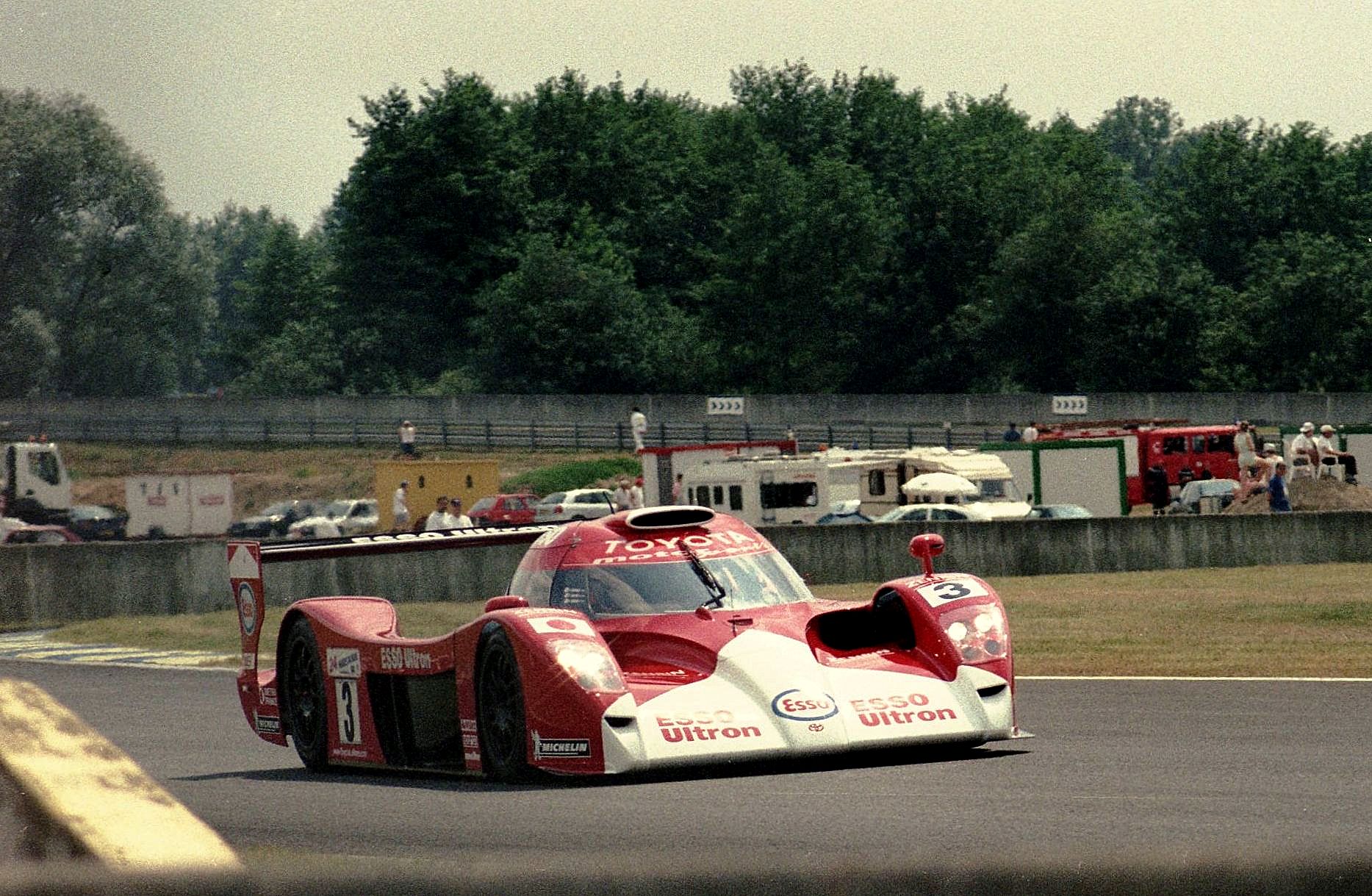 _Keiichi_Tsuchiya_%26_Toshio_Suzuki_at_the_1999_Le_Mans_(51971158179).jpg