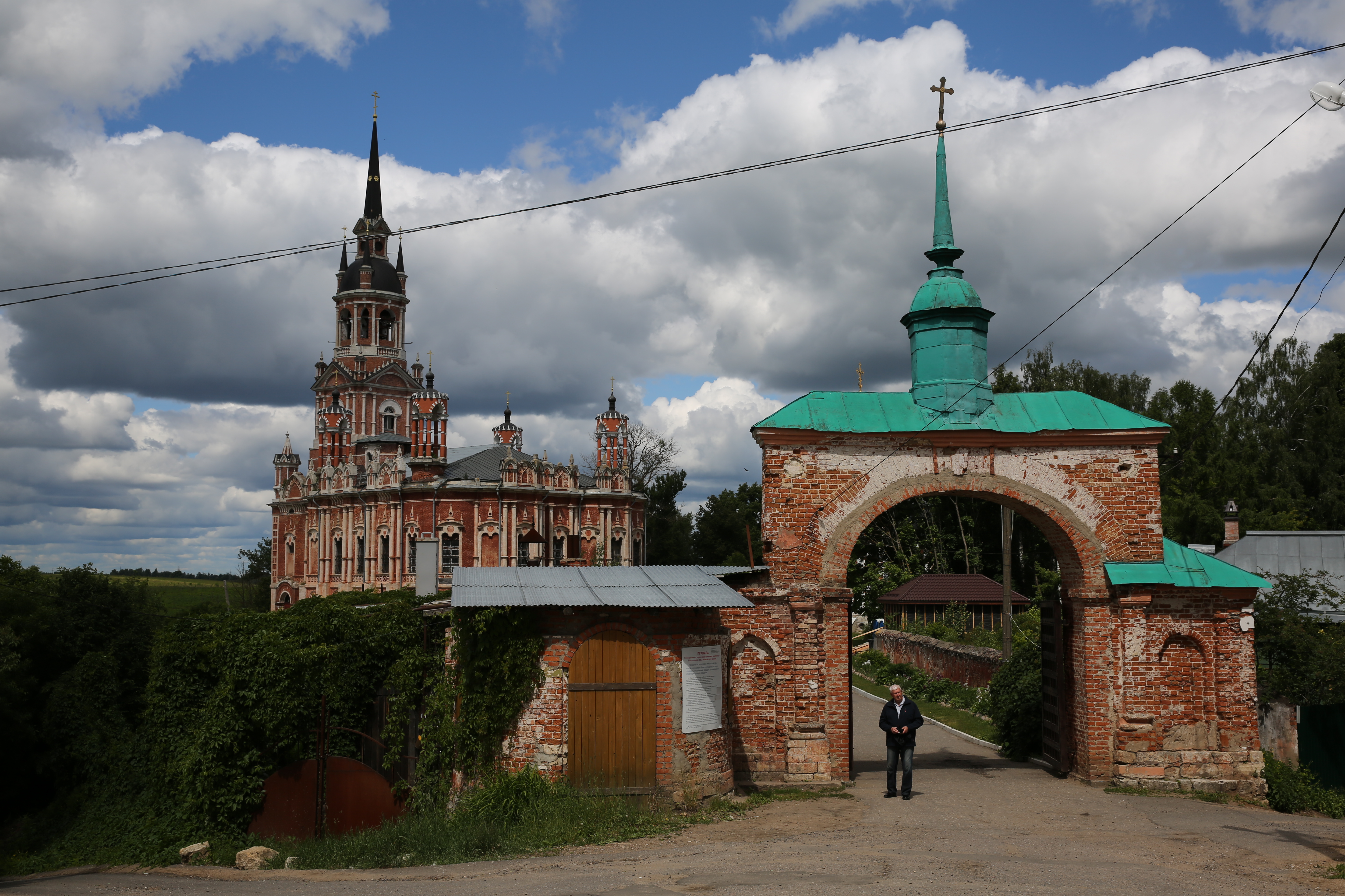 Входные ворота в Можайский Кремль фото