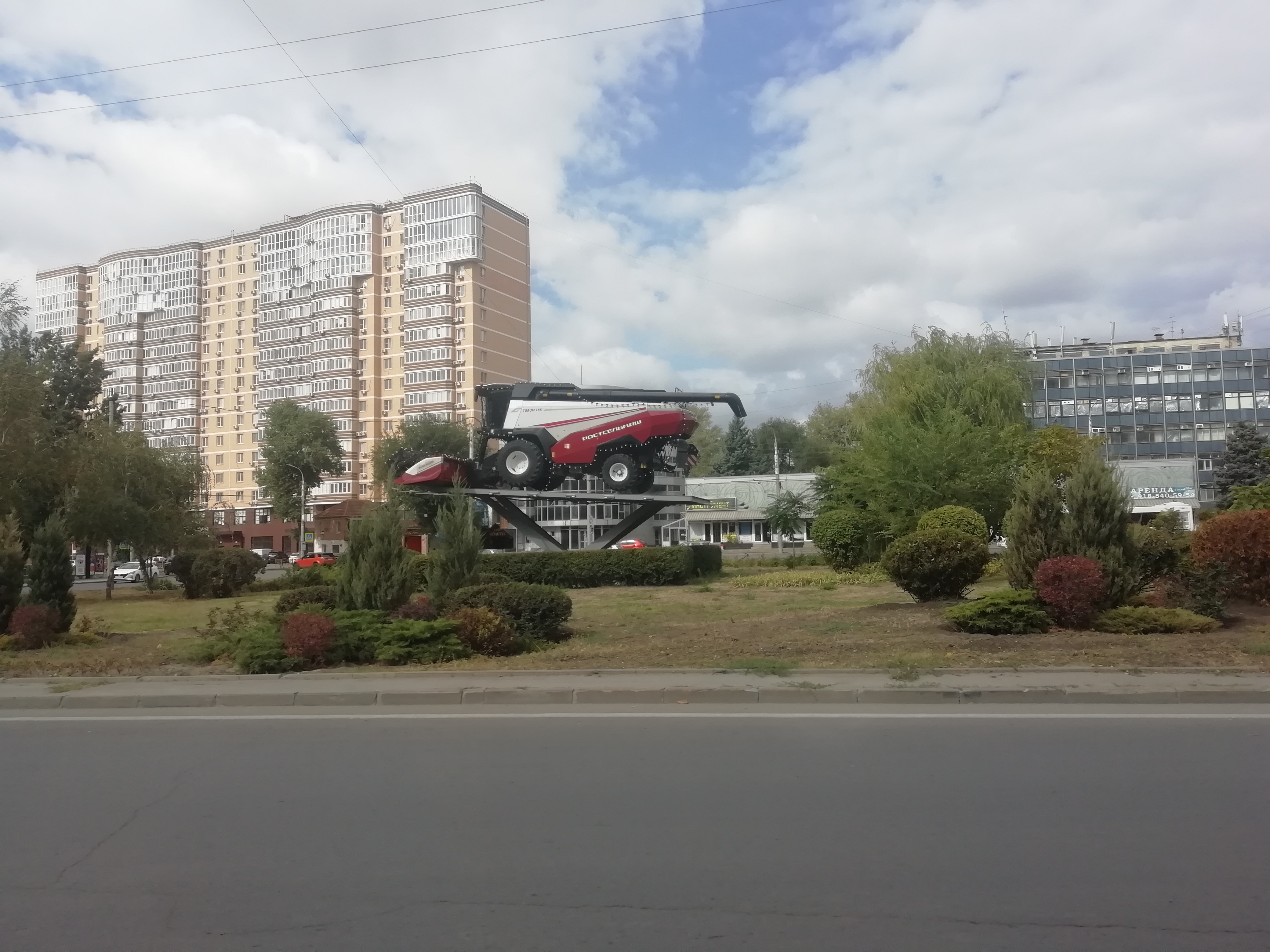 Памятник комбайну. Памятник комбайну в Ростове-на-Дону. Ростсельмаш памятник. Памятник комбайну в Таганроге.