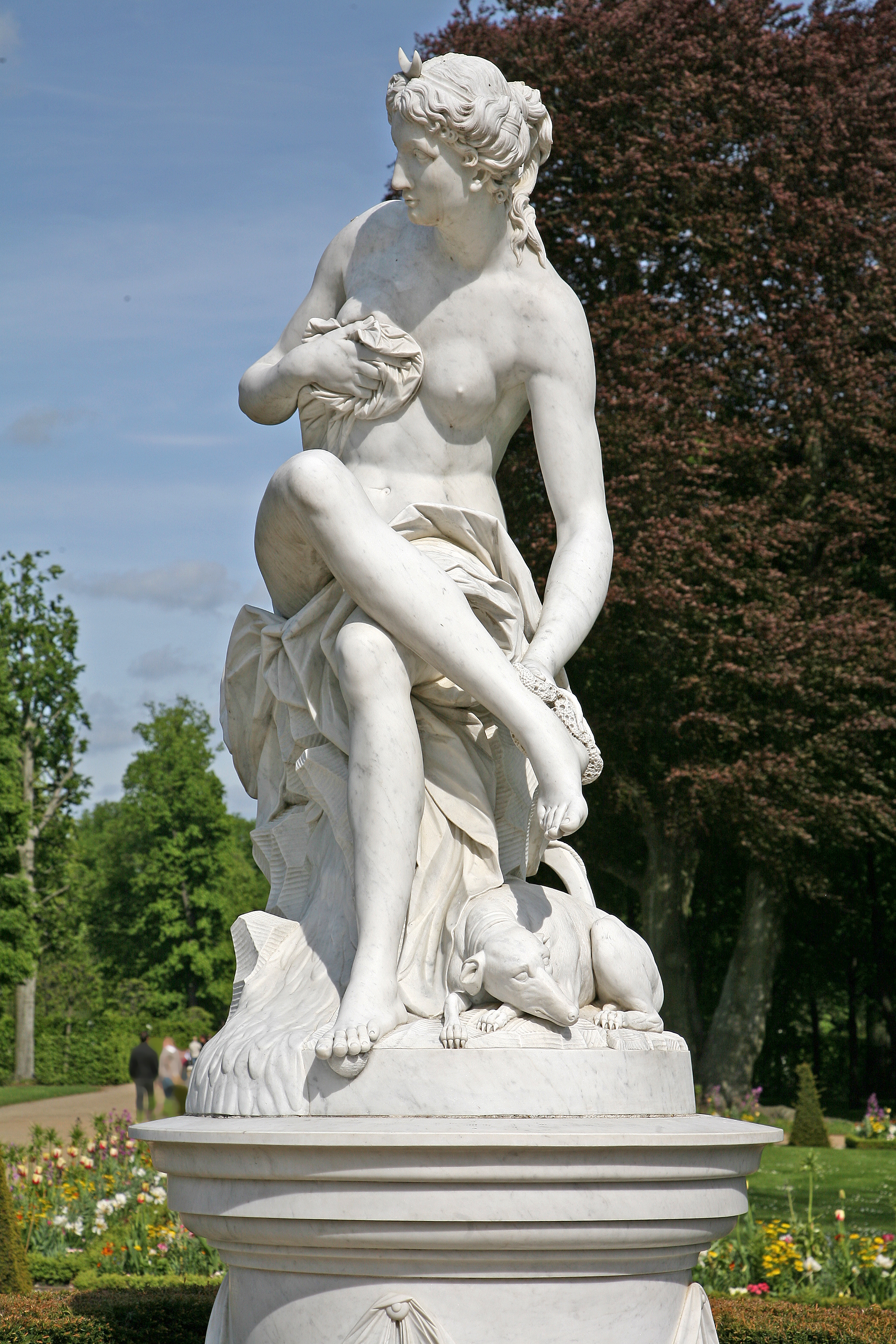 File:00 0593 Skulptur der Göttin Diana - Potsdam.jpg - Wikimedia Commons