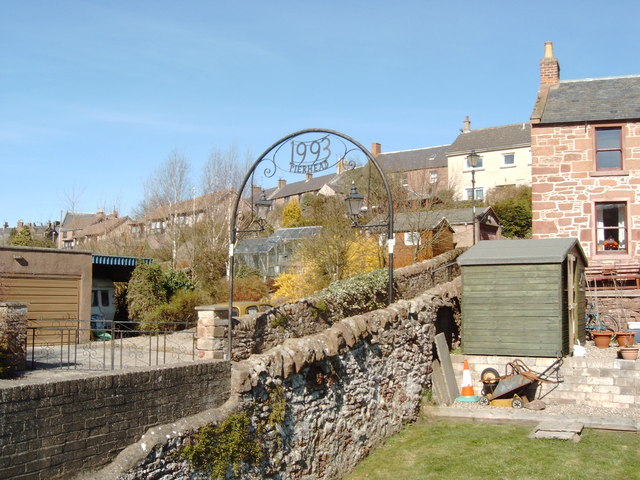 File:1993 Pierhead Sign - geograph.org.uk - 400928.jpg