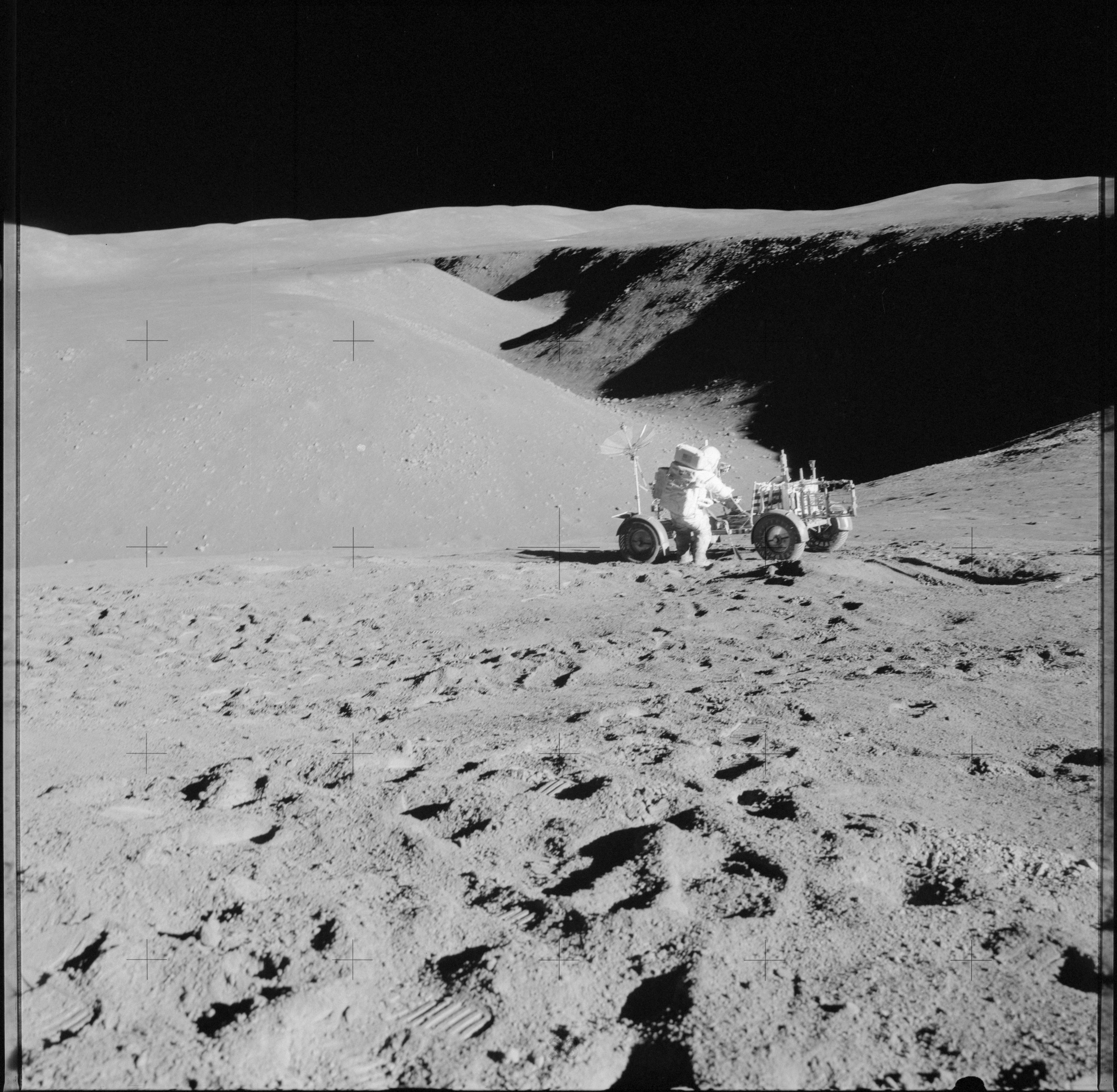 Стоя на поверхности луны. Лунный Ровер Аполлон. Аполлон 15. Поверхность Луны. Лунная поверхность.