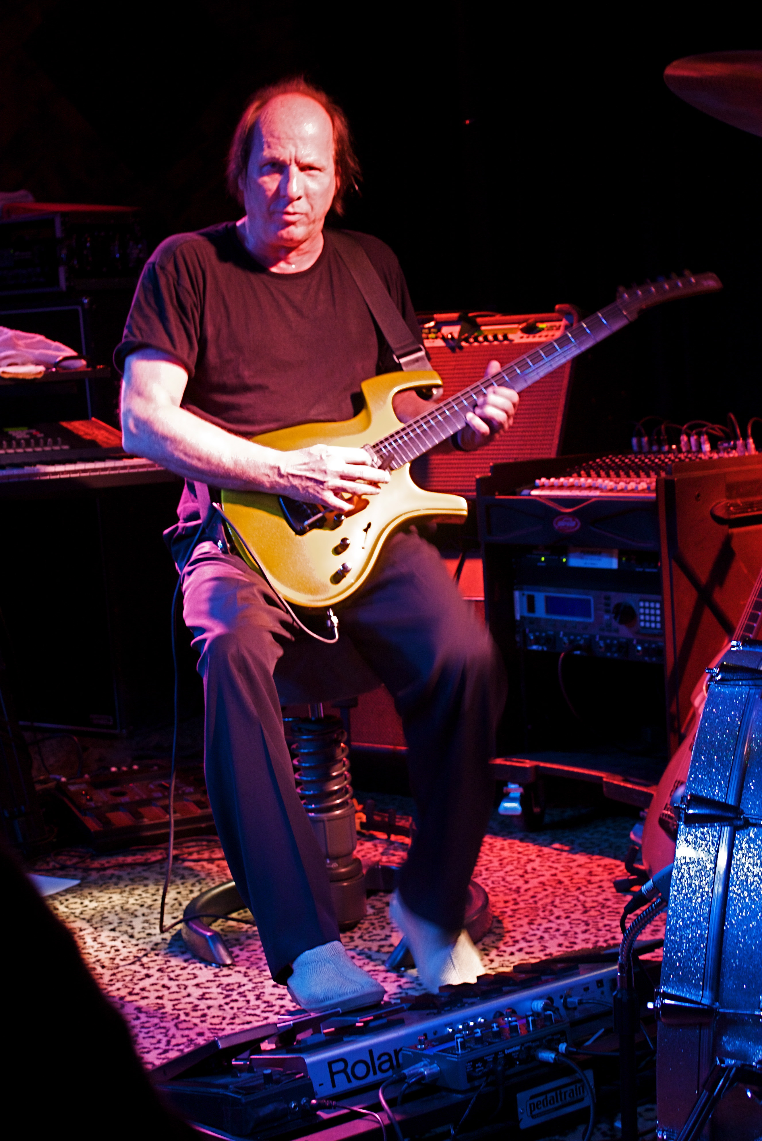 Interview: Adrian Belew (solo, King Crimson, David Bowie, Frank Zappa,  Talking Heads) - Hit Channel