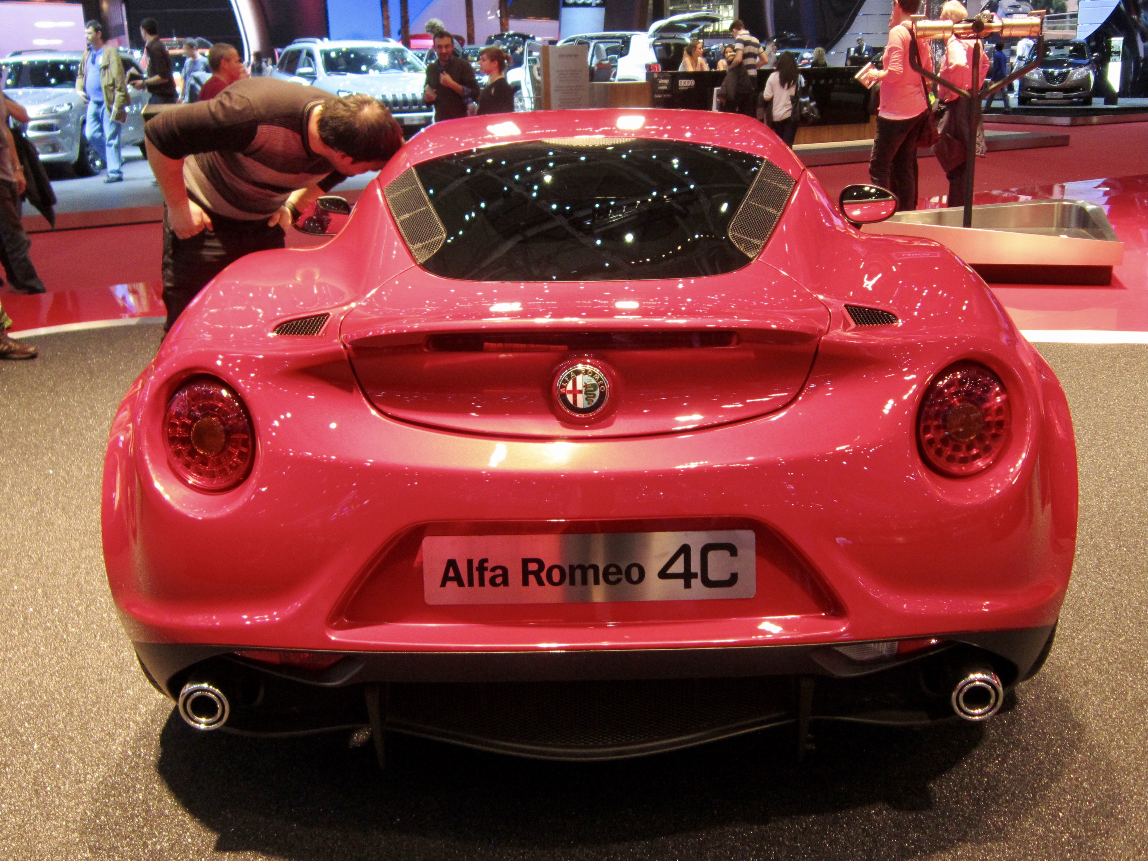 Alfa Romeo 4c вид сбоку