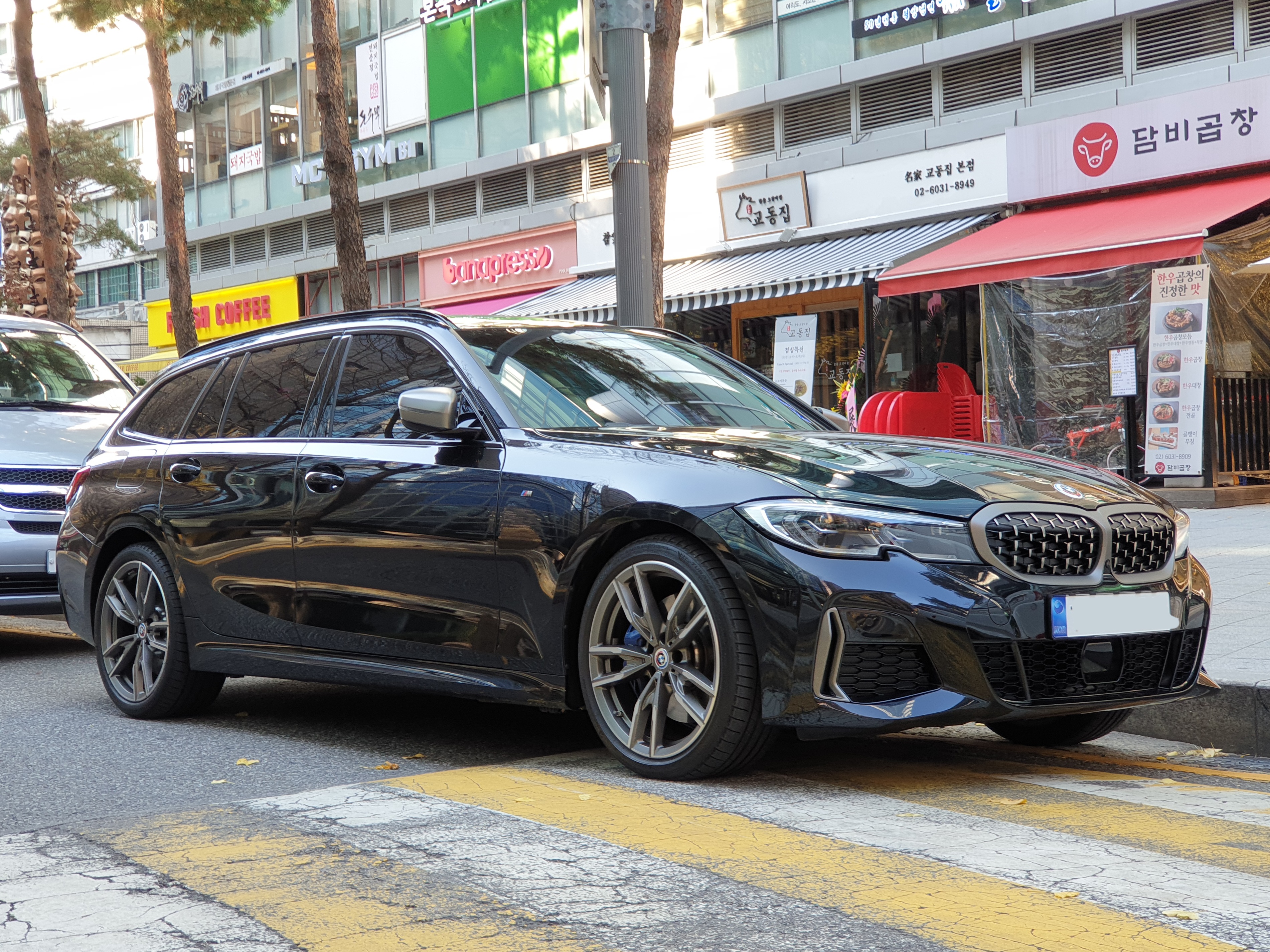 https://upload.wikimedia.org/wikipedia/commons/3/37/BMW_G21_M340i_xDrive_Black_Sapphire_Metallic_%284%29.jpg