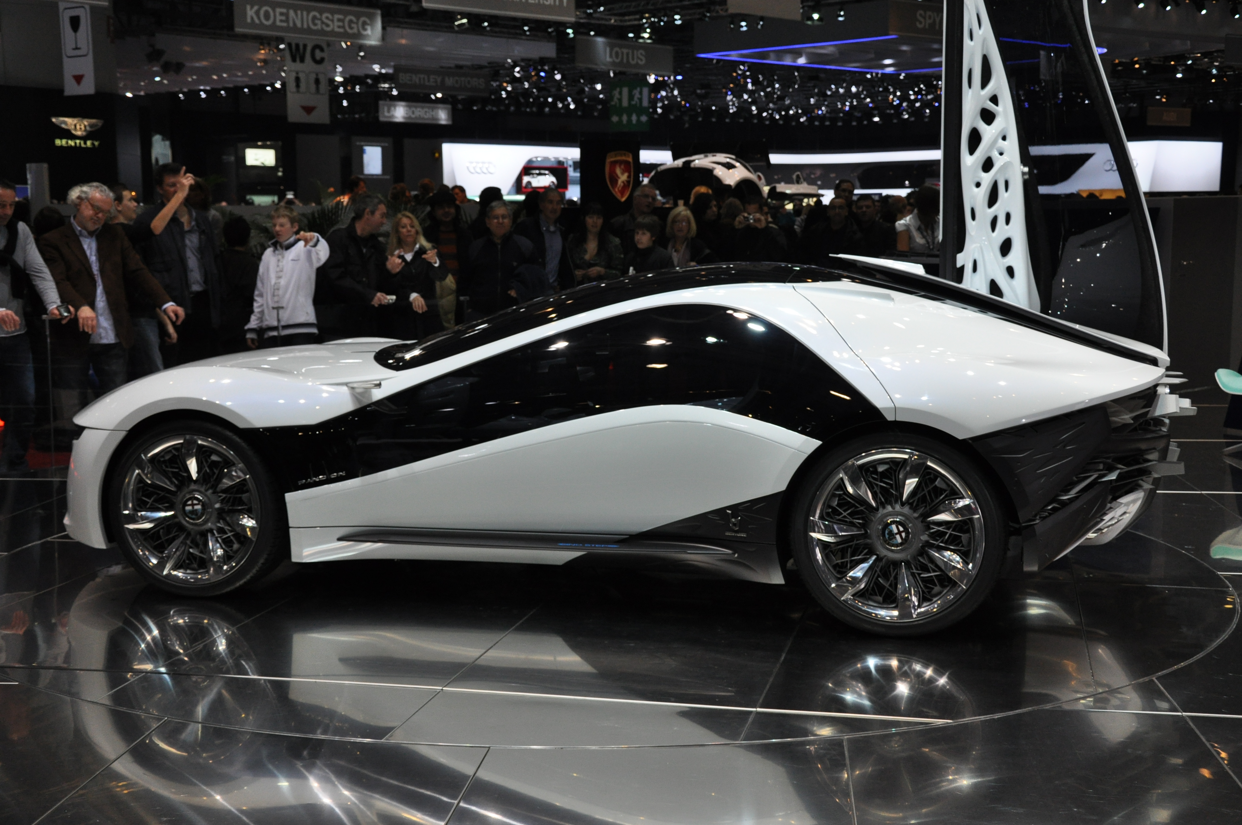 File Bertone Pandion Concept Jpg Wikimedia Commons