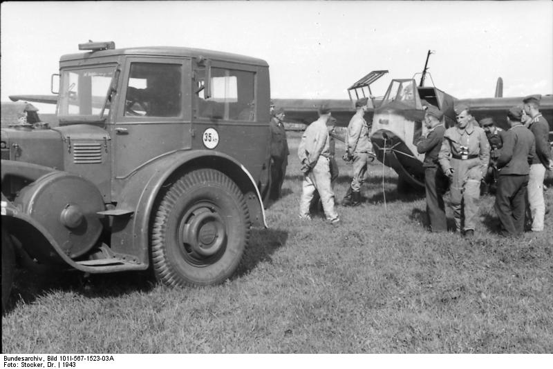 Lanz Bulldog Bundesarchiv_Bild_101I-567-1523-03A%2C_Italien%2C_Lanz_Bulldog_mit_Lastensegler_DFS_230