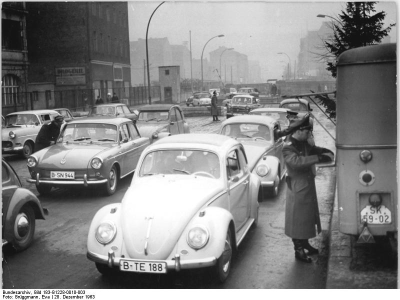 File:Bundesarchiv Bild 183-B1228-0010-003, Berlin, West-Berliner Besucher in Ostberlin.jpg