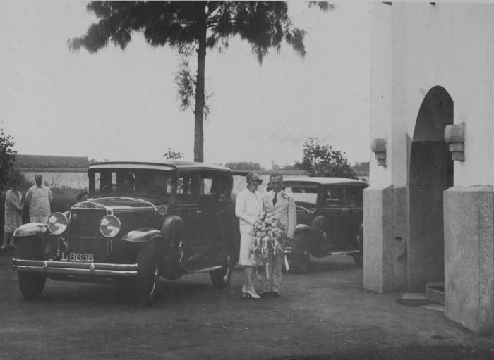 File:COLLECTIE TROPENMUSEUM Bruidspaar in Soerabaja naast auto TMnr 60045092.jpg