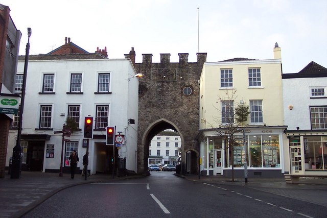 File:Chepstow town gate - geograph.org.uk - 300607.jpg