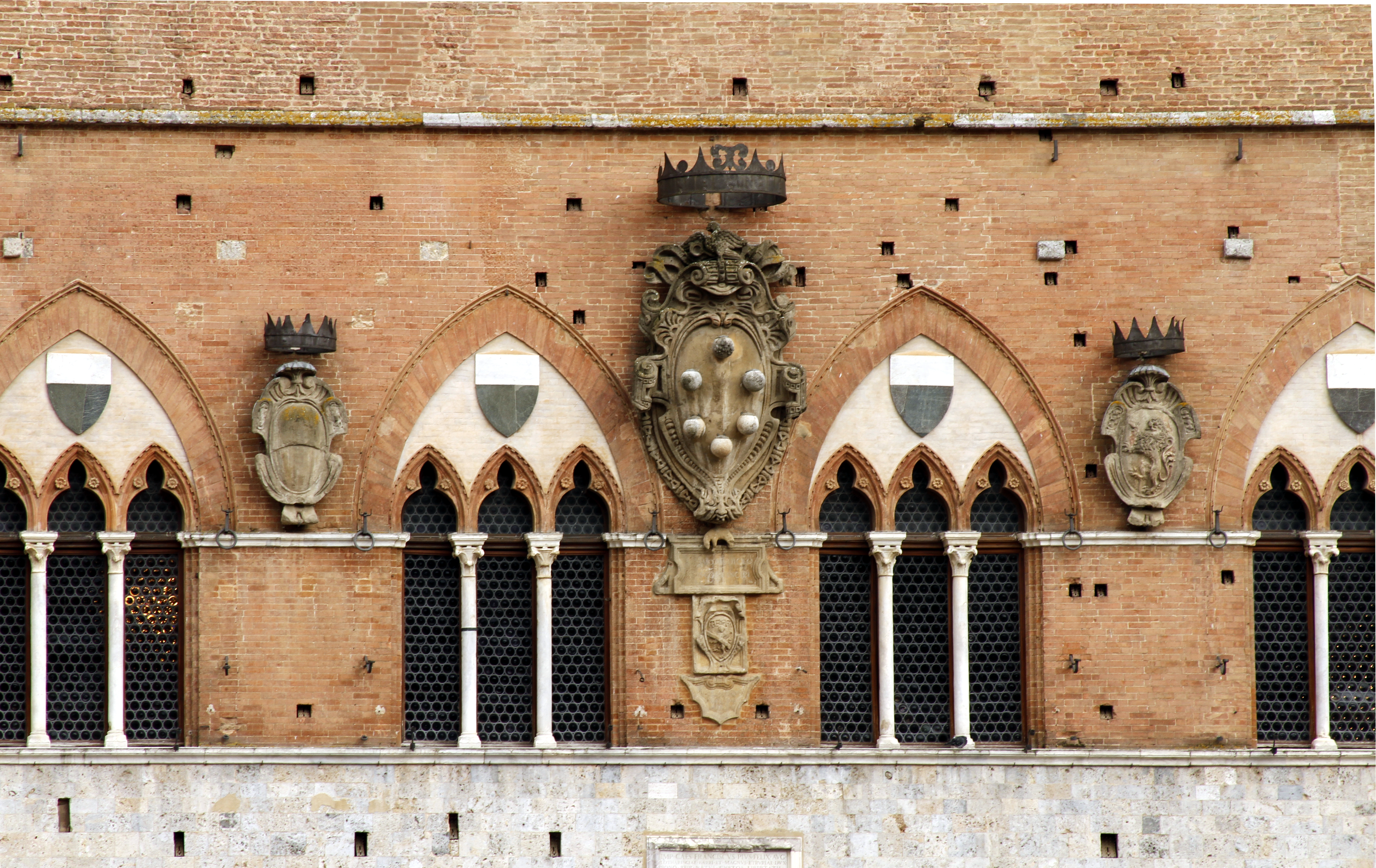 Coat of arms of House of Medici - Palazzo Publico - Siena 2016.jpg