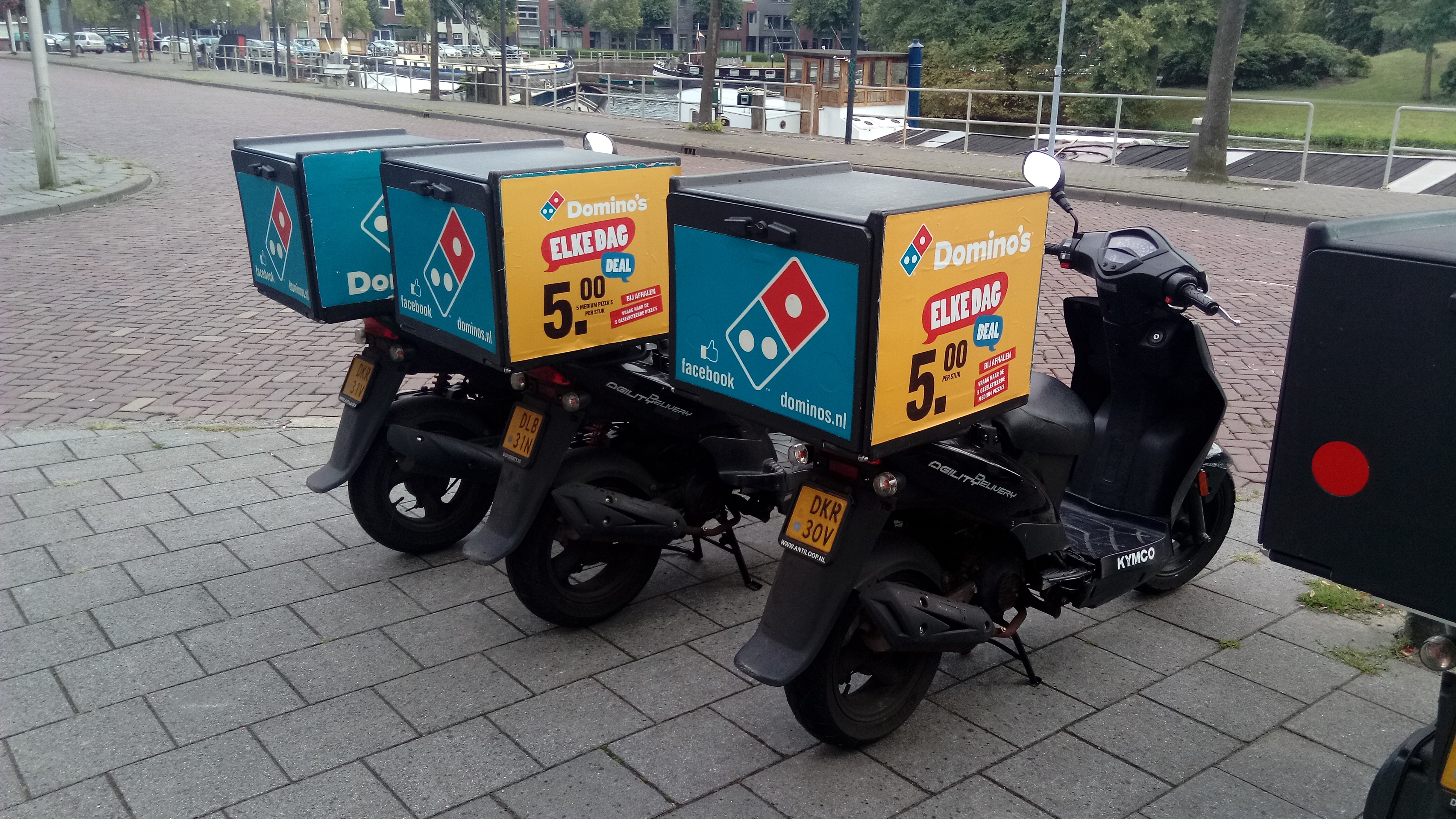 soep Cumulatief natuurkundige File:Domino's Pizza delivery motorcycles, Zwolle (2019) 01.jpg - Wikimedia  Commons