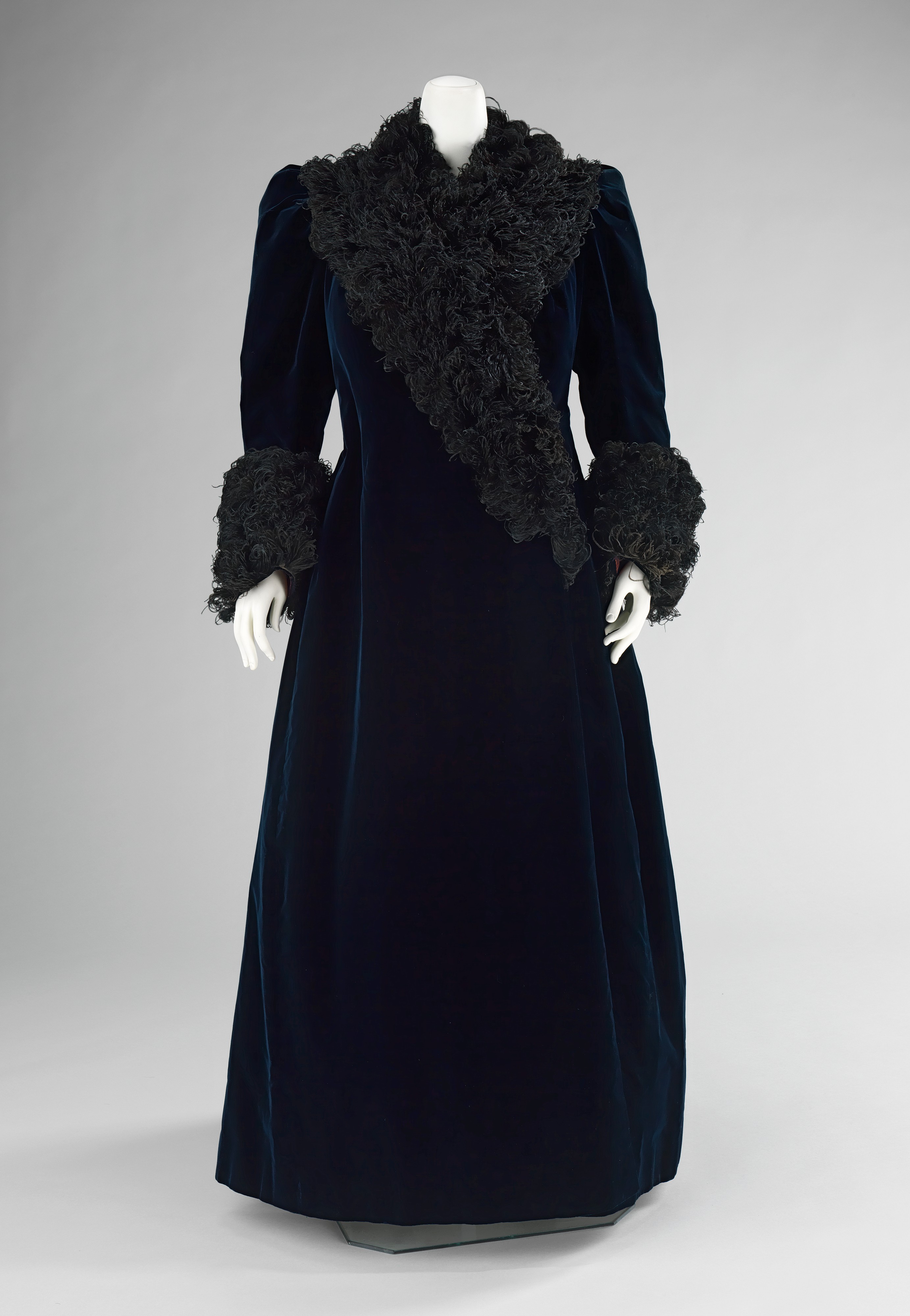 Coatdress - Wikipedia