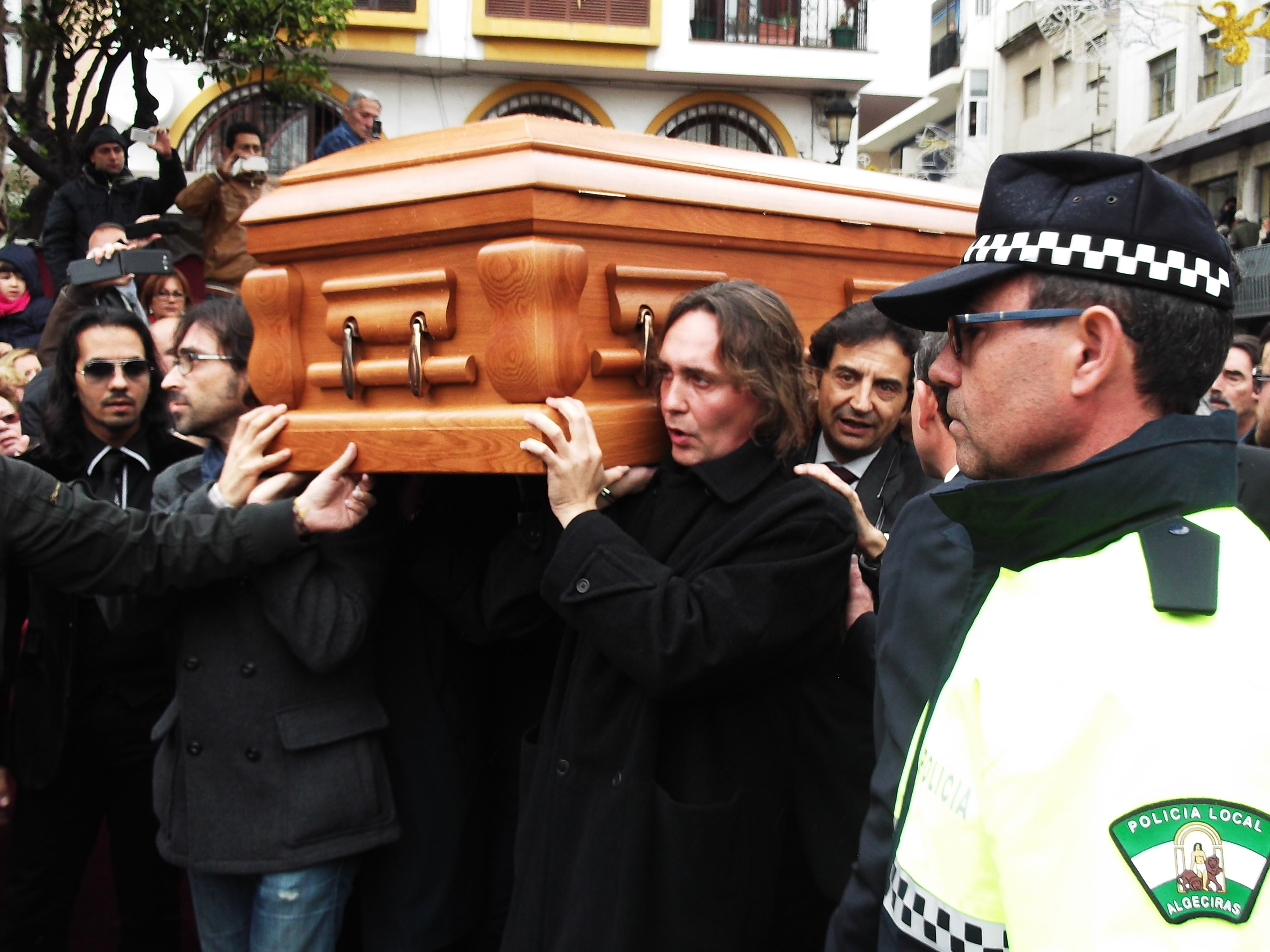 Familiares y amigos de Paco de Lucía portan su ataúd camino a la misa funeral por el guitarrista en la iglesia de Nuestra Señora de la Palma de Algeciras