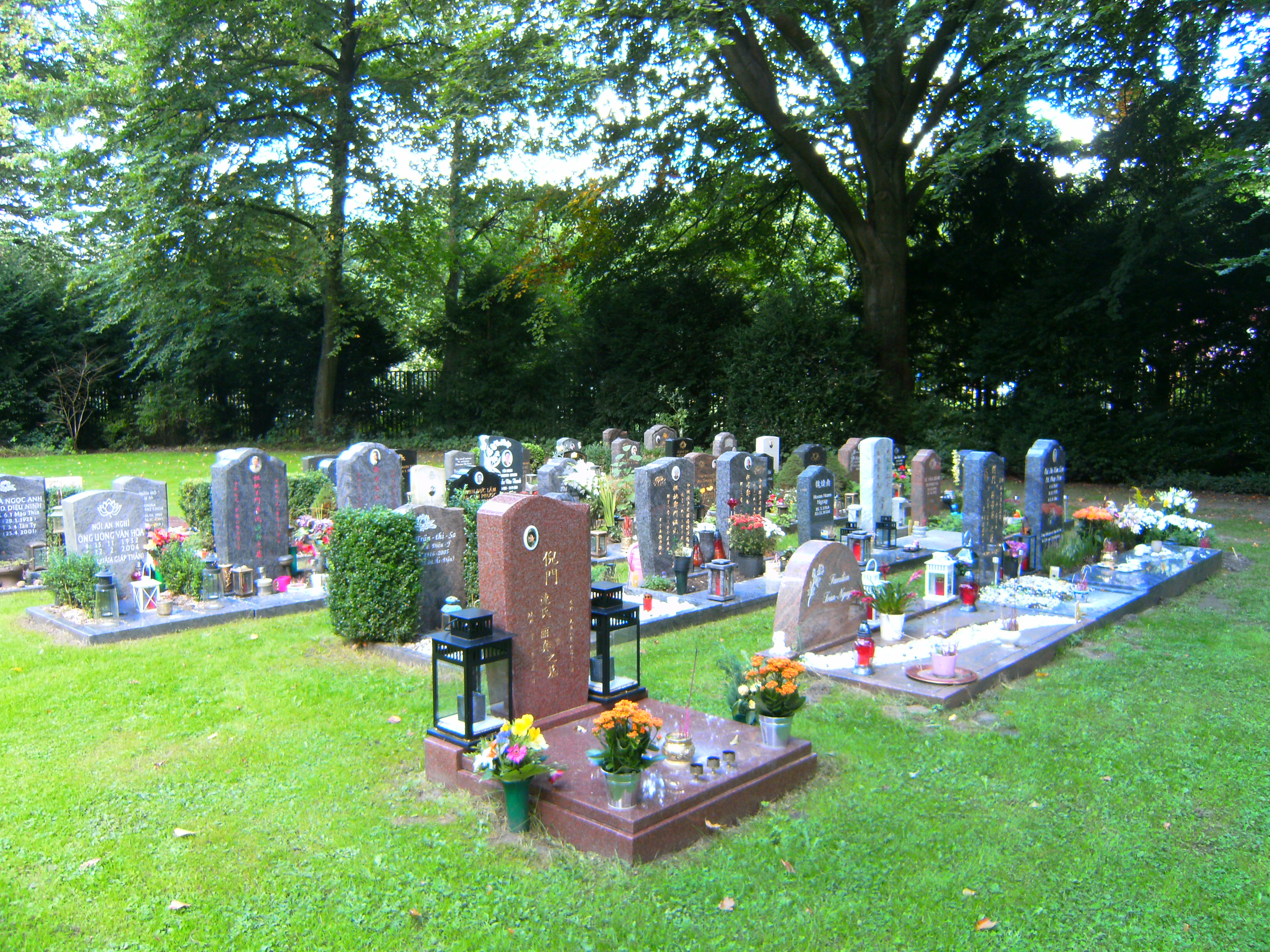 File Hamburg Friedhof Ojendorf Vietnamesische Chinesische Graber Jpg Wikimedia Commons