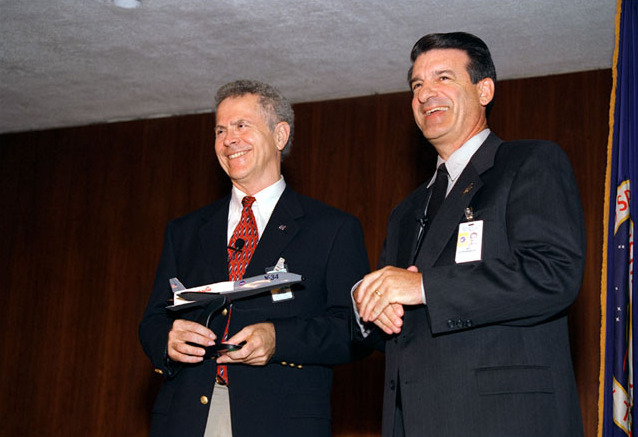 Homer Hickam (links) mit Art Stephenson, dem Direktor des [[Marshall Space Flight Center