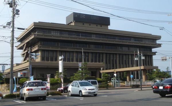 File:Kakamigahara City Hall.jpg