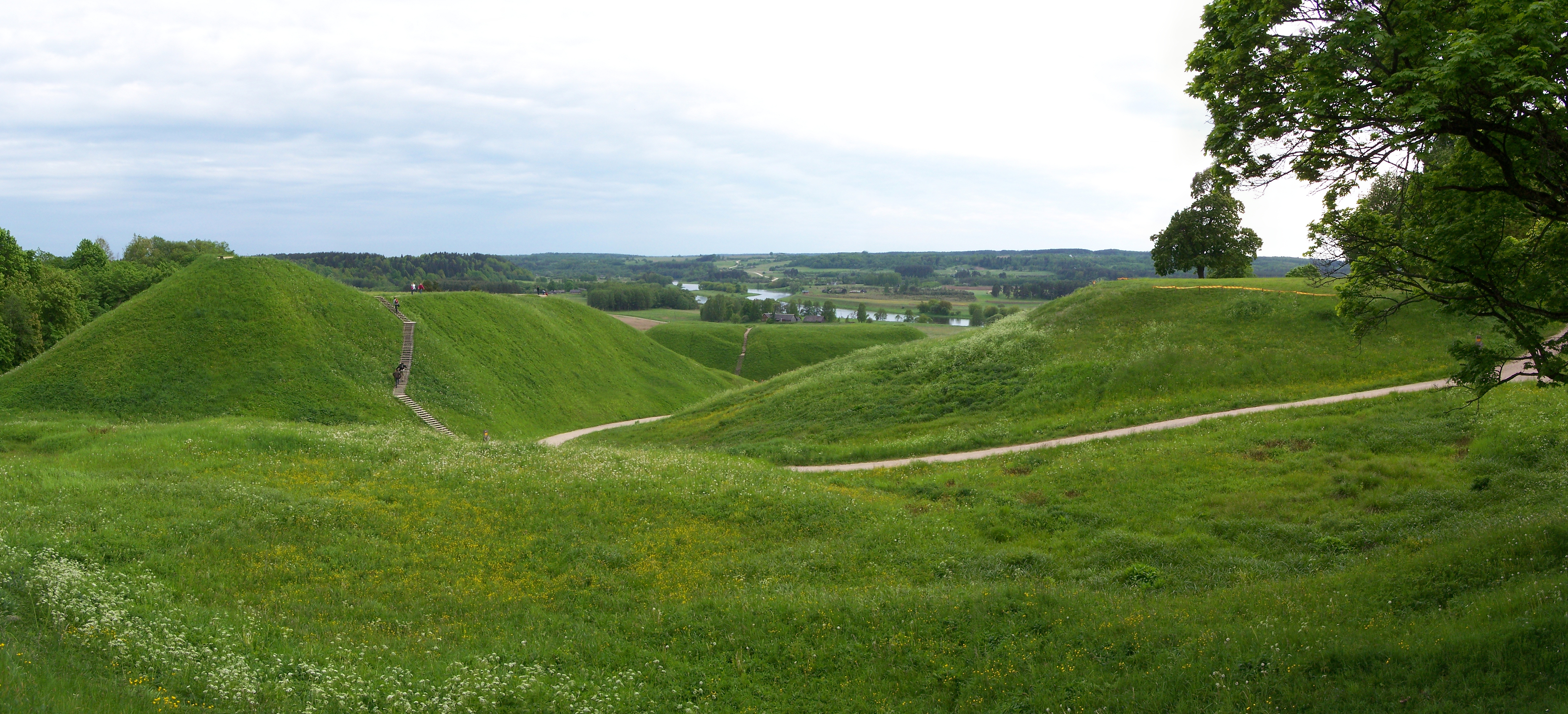 Montículos prehistóricos de [[Kernavė