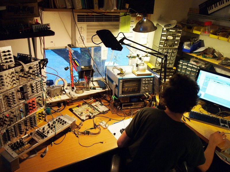 File:MeeBlip on the bench at 4ms Pedals - Austin, TX, 2010-10-17.jpg