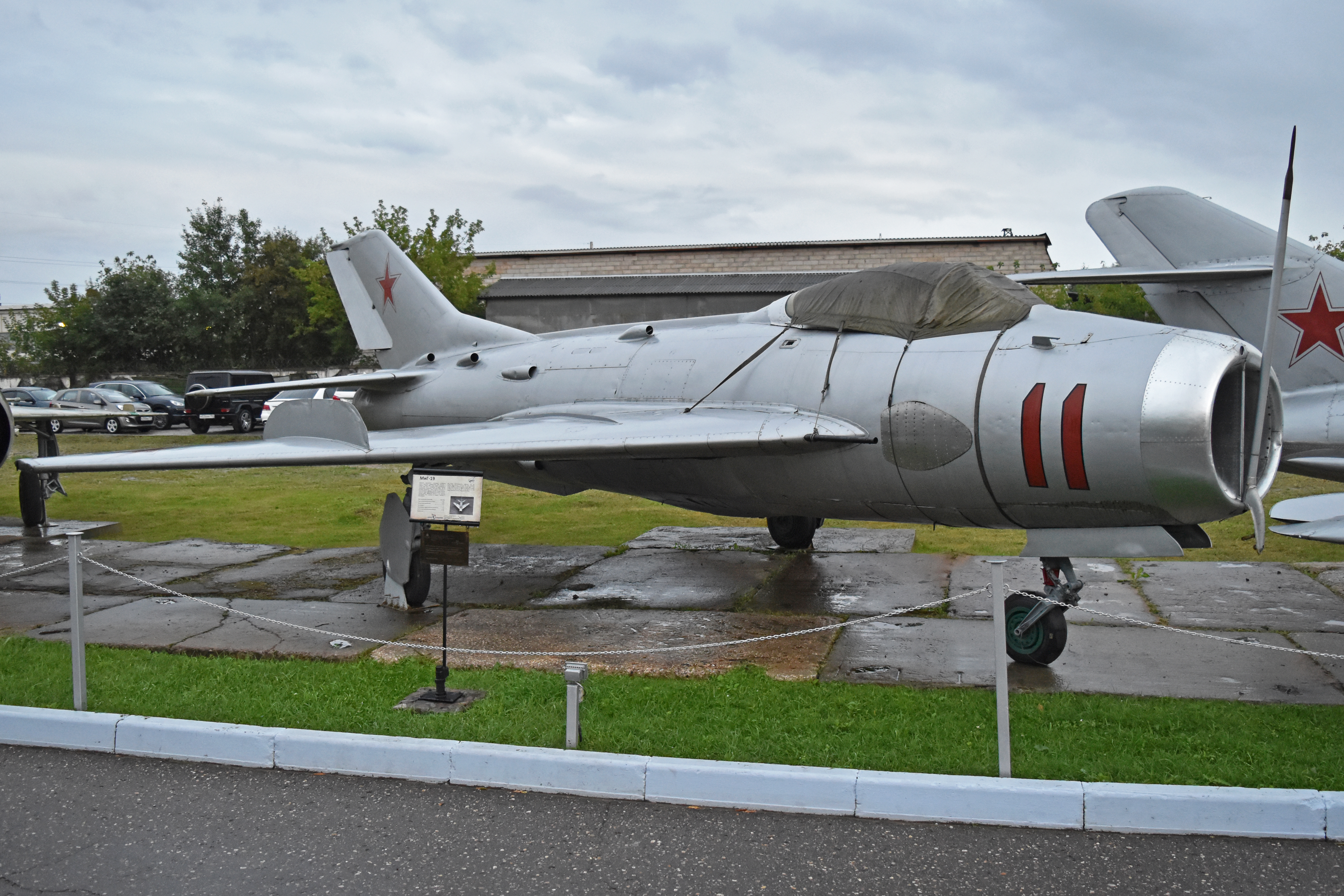 Mig-19 / МиГ-19 Farmer Mikoyan-Gurevich_MiG-19SV_%E2%80%9911_red%E2%80%99_%2838106059415%29