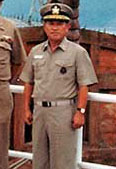 File:Navy (ROKN) Admiral Oh Kyung-hwan 해군대장 오경환 (NH 105149-KN Admiral William J. Crowe, USN Admiral Kyung Hwan Oh).jpg