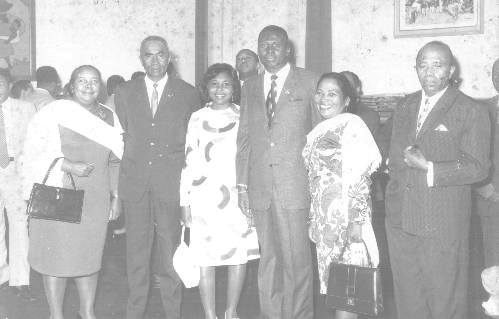 File:Photo de la Dame Fatima Achimo avec ses collègues.jpg