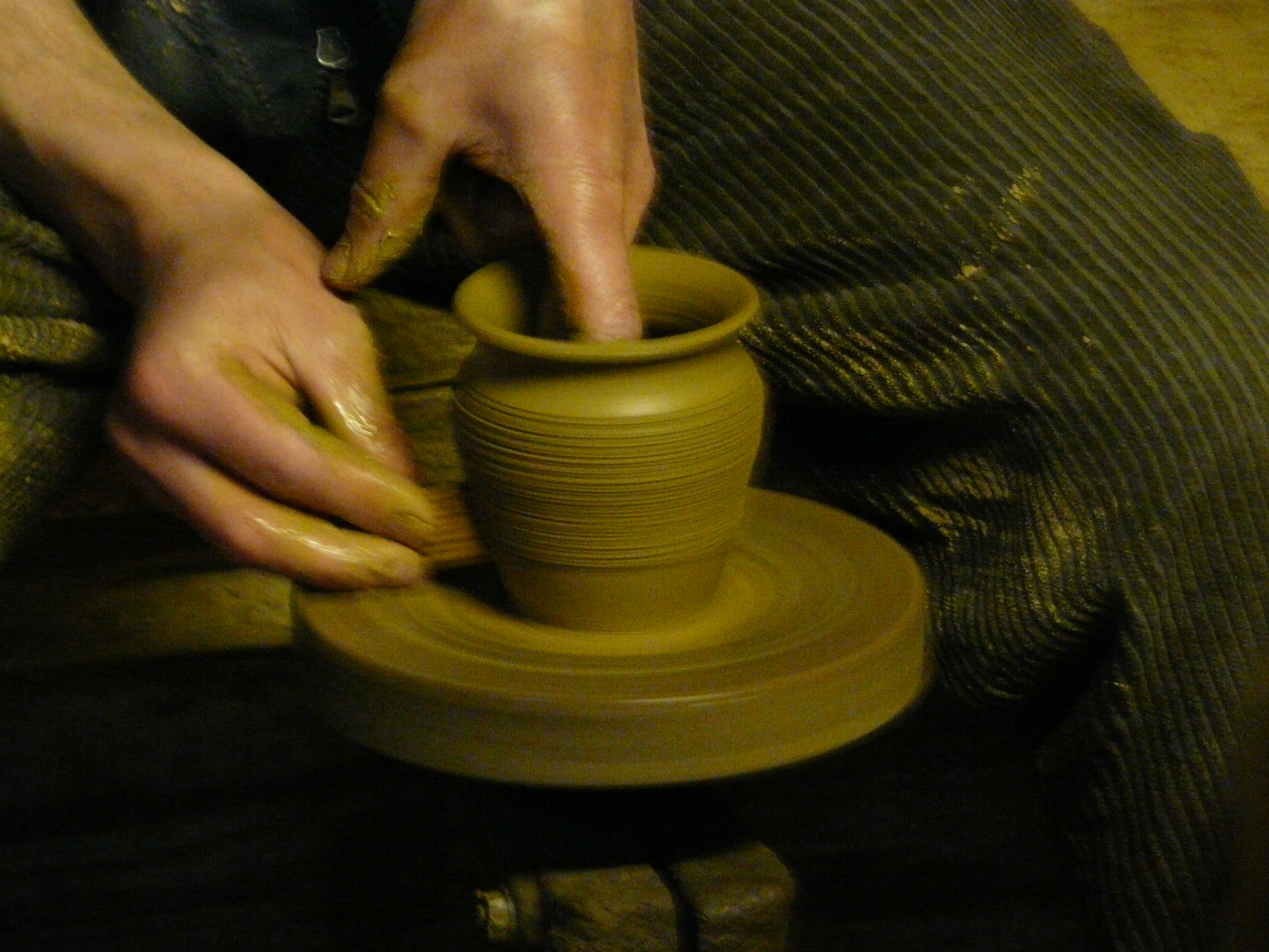 Potier Faisant Un Objet D'argile Sur Roue De Poterie En Plein Air