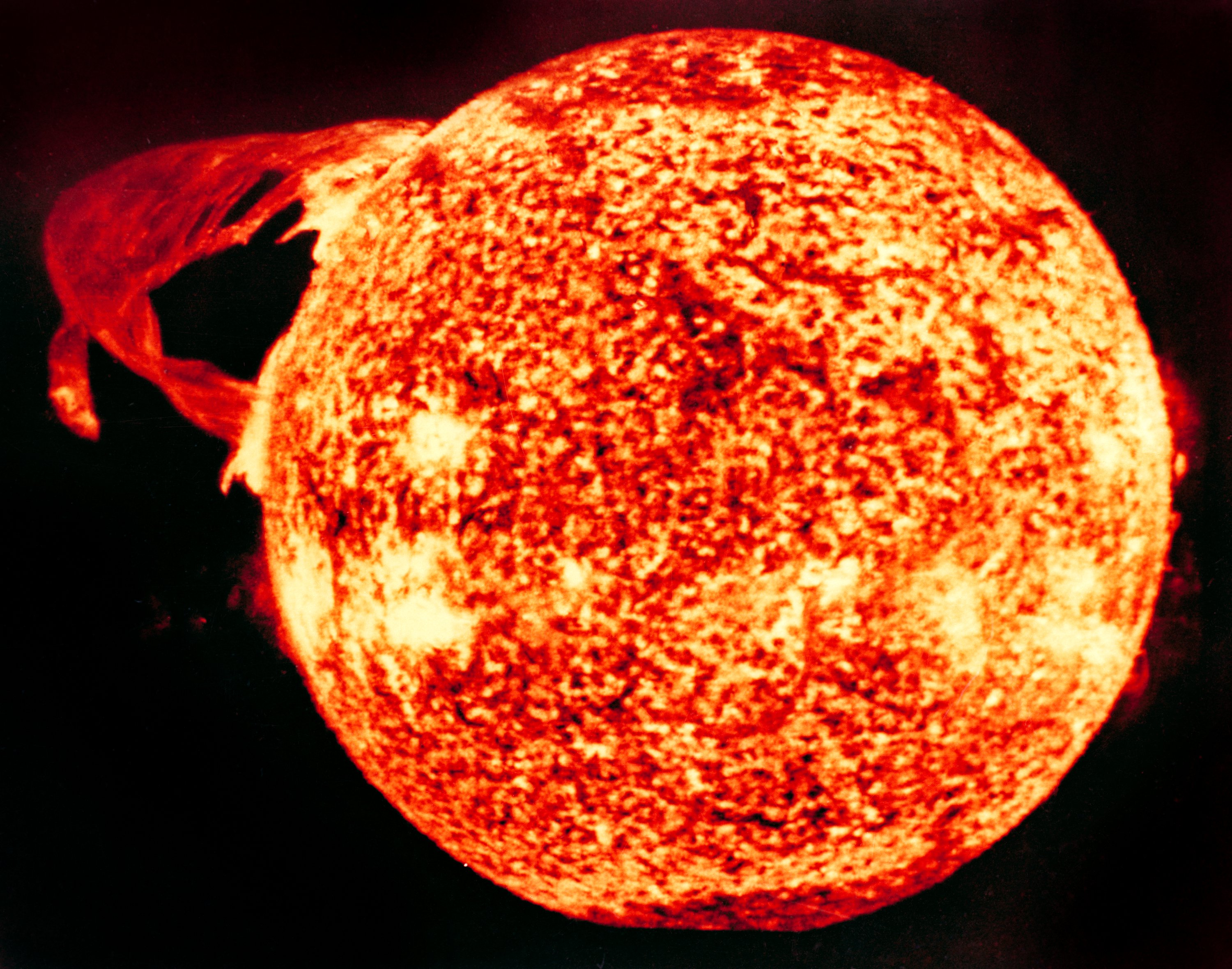 SOLAR FLARE AS SEEN FROM SKYLAB ORBITING SPACE STATION  8X10 NASA PHOTO AA-094 
