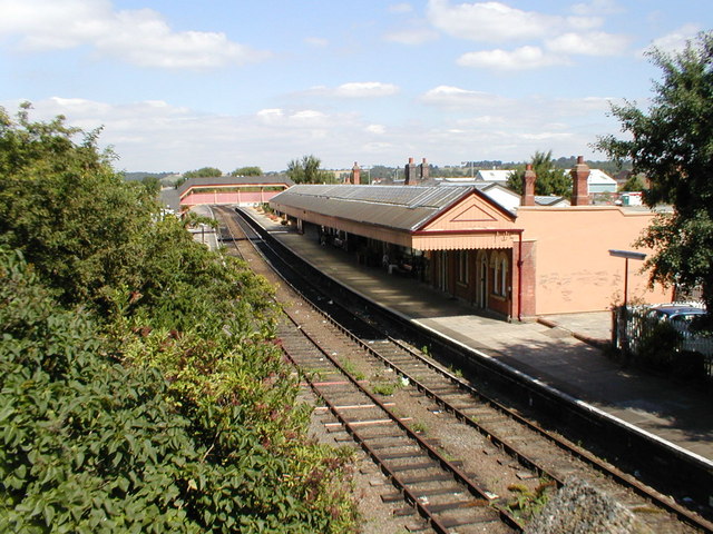 File:Stratford-upon-Avon railway station in 2000.jpg
