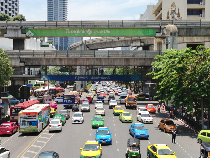 File:Thanon rachadamri,Pathum wan, Bangkok, Thailand - panoramio.jpg