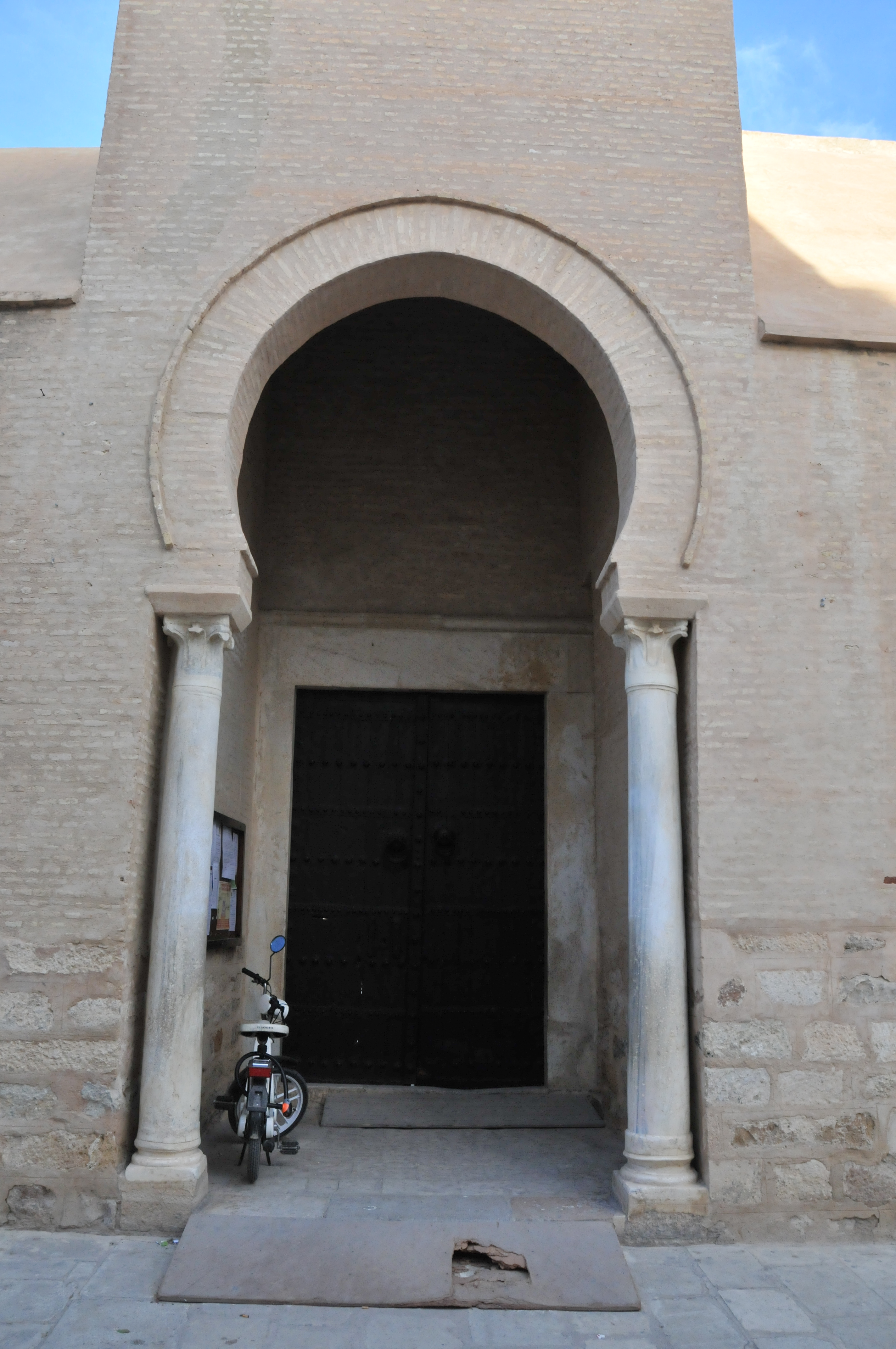 File:Un des porches de la Grande Mosquée de Kairouan.jpg 