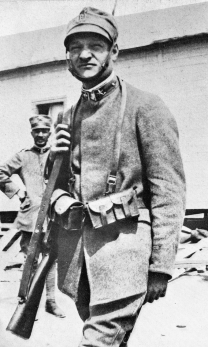 Ungaretti in Italian infantry uniform during [[World War I]]