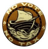 Il badge è marrone, nero e beige, che rappresenta una barca a vela che va in mare, circondato dalla scritta "No Vote, No Tax"