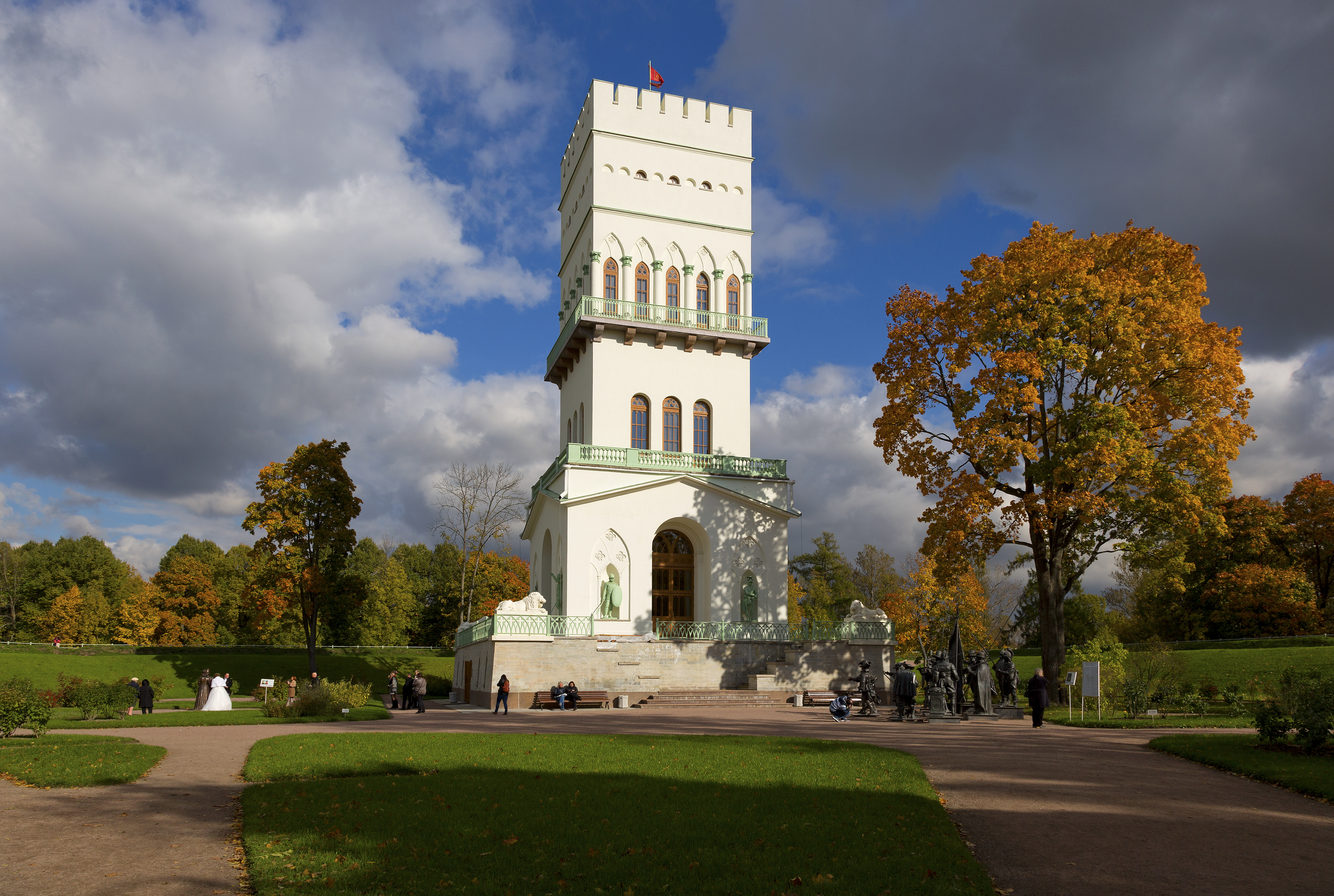 Белая башня. Большая белая башня. Пушкин белая башня ночью.